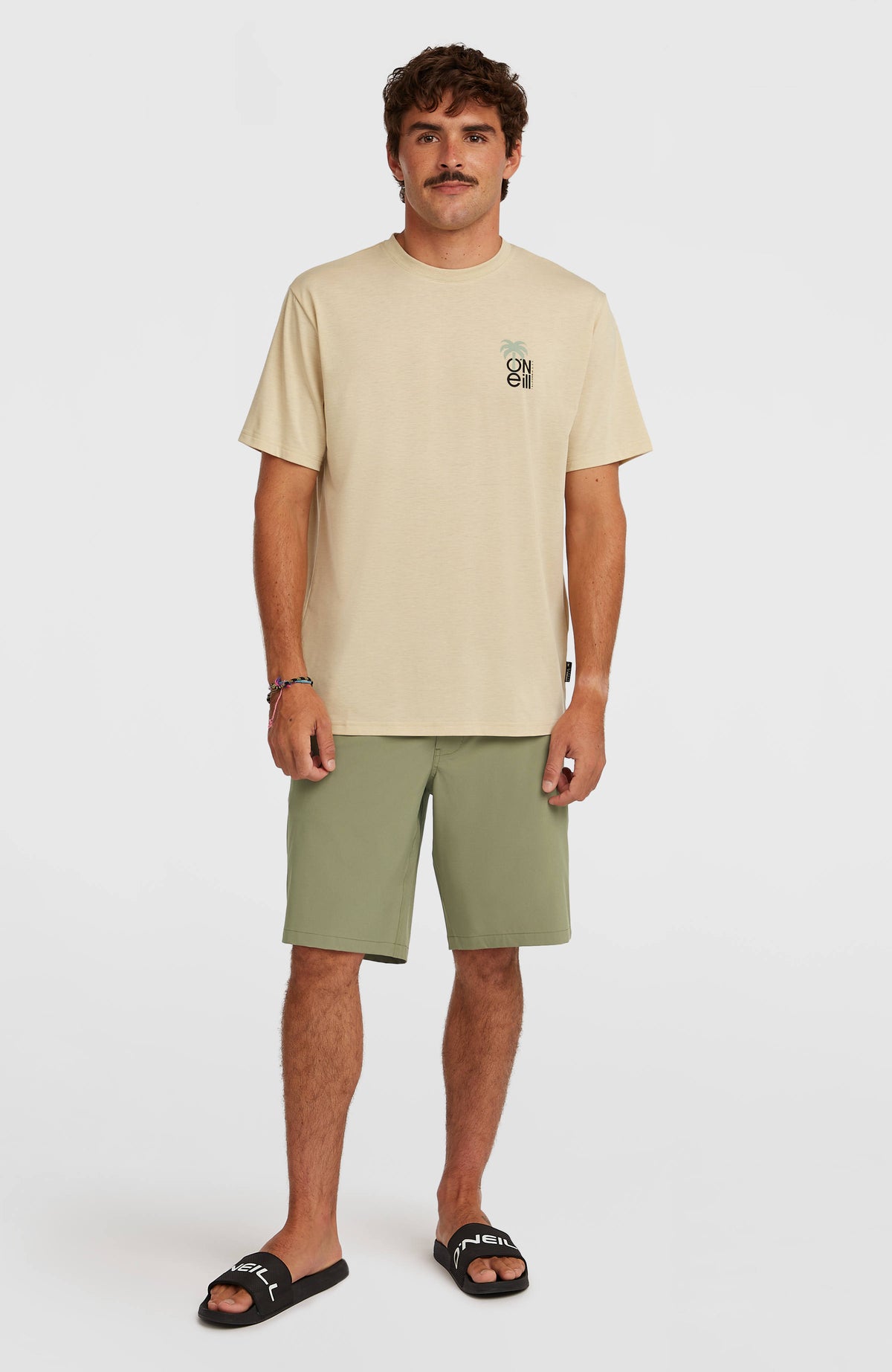 Hybrid Polygiene Graphic T-Shirt für Herren, beige mit Logo-Print in Schwarz und Grün, Ganzkörperansicht am Model