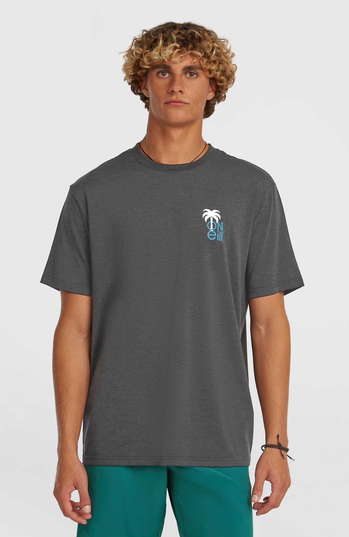 O'Neill Hybrid Polygiene Graphic T-Shirt für Herren, schwarz mit Logo-Print in Weiß und Türkis, am Model