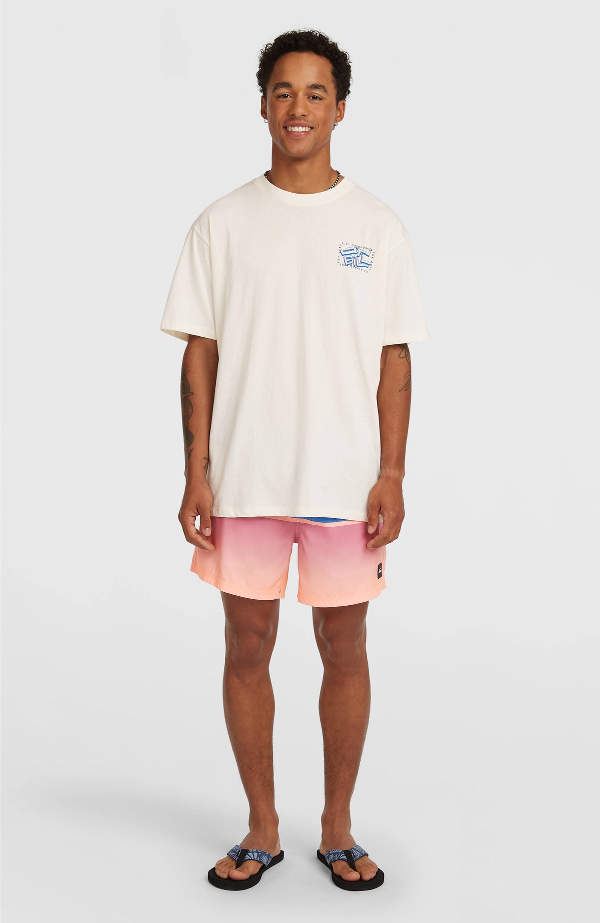 Photo Back Print T-Shirt für Herren, weiß mit Foto-Print in Blau, Ganzkörperansicht am Model