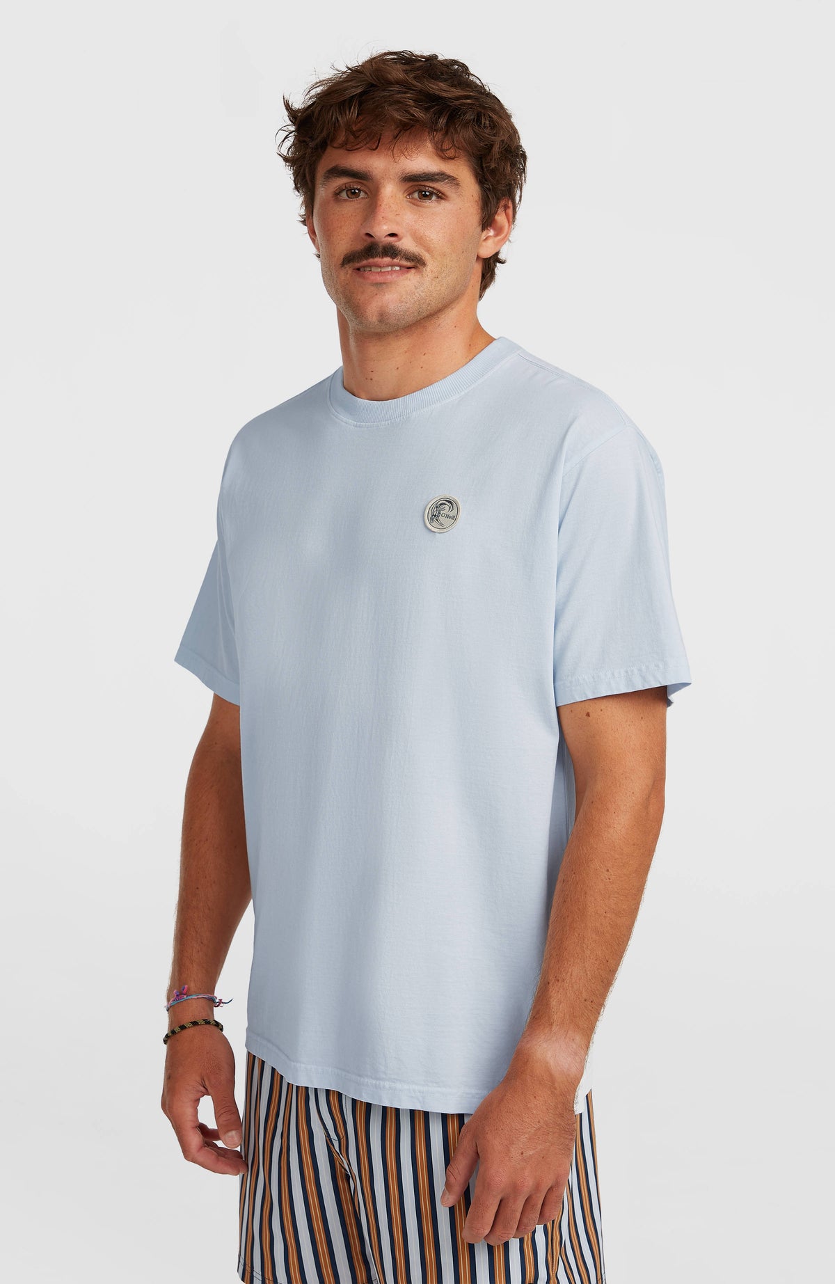O'Neill O'Riginals Vintage Graphic T-Shirt für Herren, blau mit Grafik-Print in Schwarz, Vorderansicht am Model