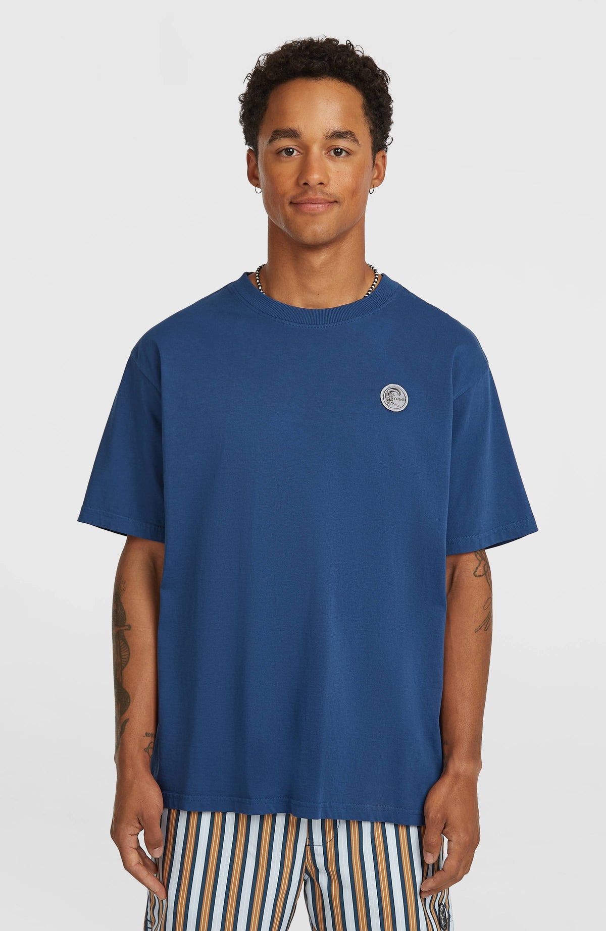 O'Neill O'Riginals Vintage Graphic T-Shirt für Herren in Blau, Vorderansicht am Model mit rundem Logo-Badge