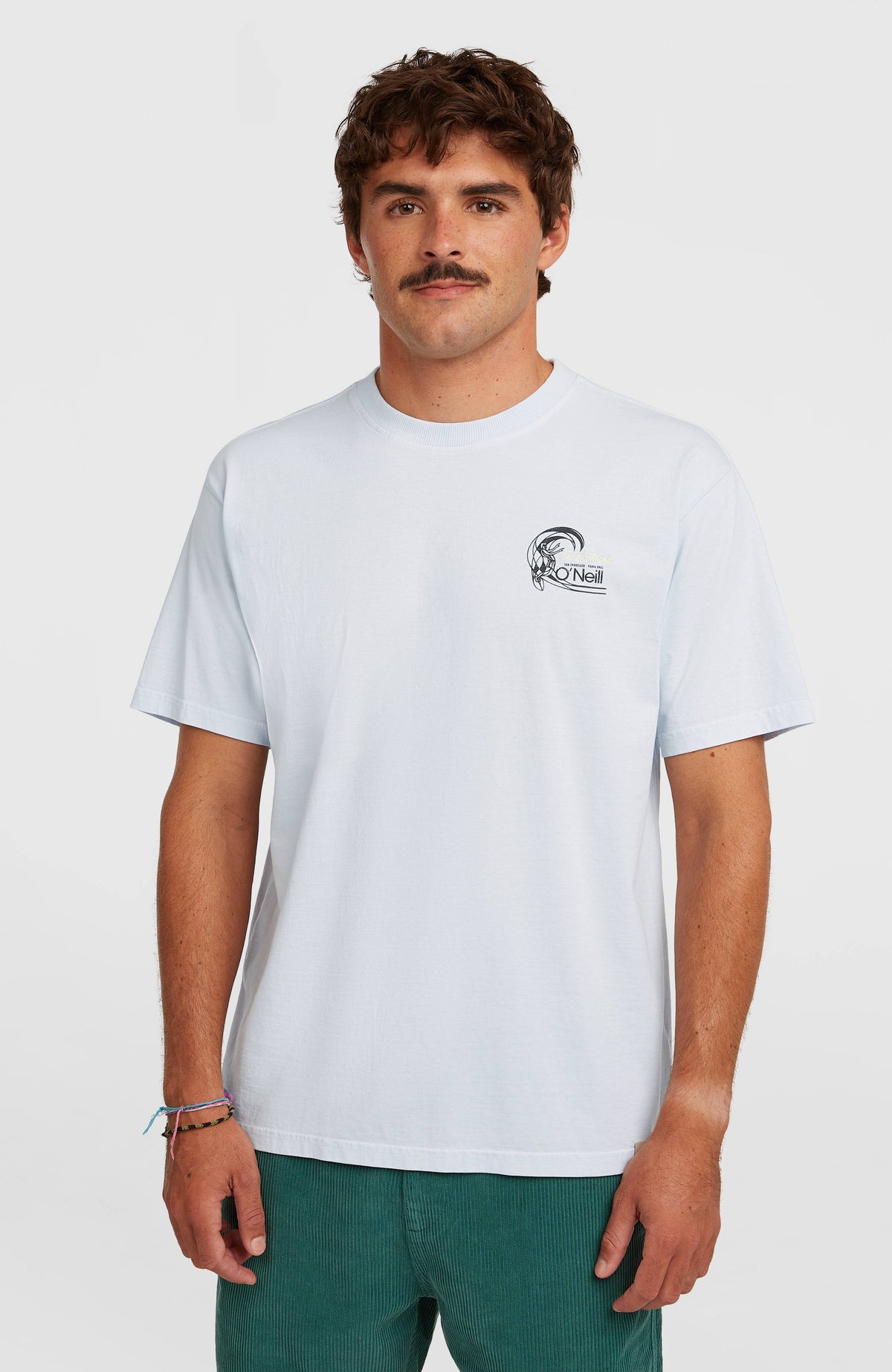 O'Neill O'Riginals 70s Graphic T-Shirt für Herren, blau mit Grafik-Print in Schwarz und Gelb, Vorderansicht am Model