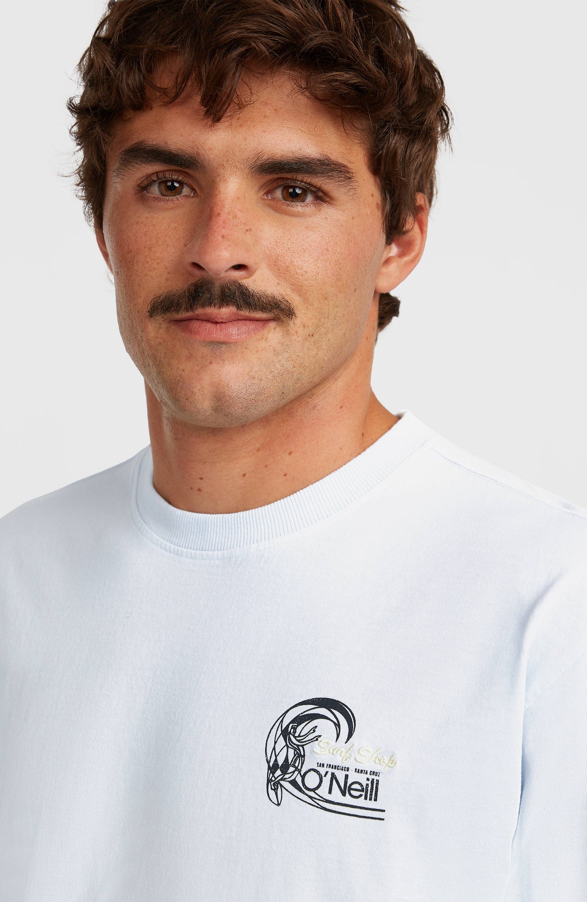 O'Riginals 70s Graphic T-Shirt für Herren, blau mit Print in Schwarz und Gelb, Nahaufnahme des Ausschnitts am Model