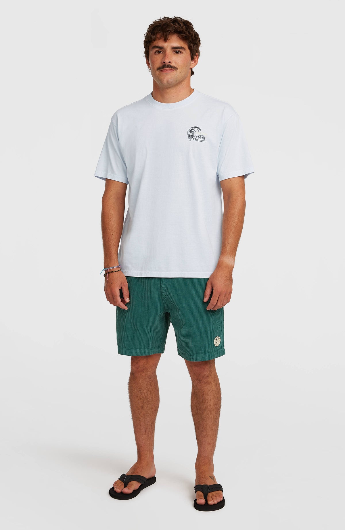 O'Riginals 70s Graphic T-Shirt für Herren, blau mit Grafik-Print, Ganzkörperansicht von vorne getragen am Model