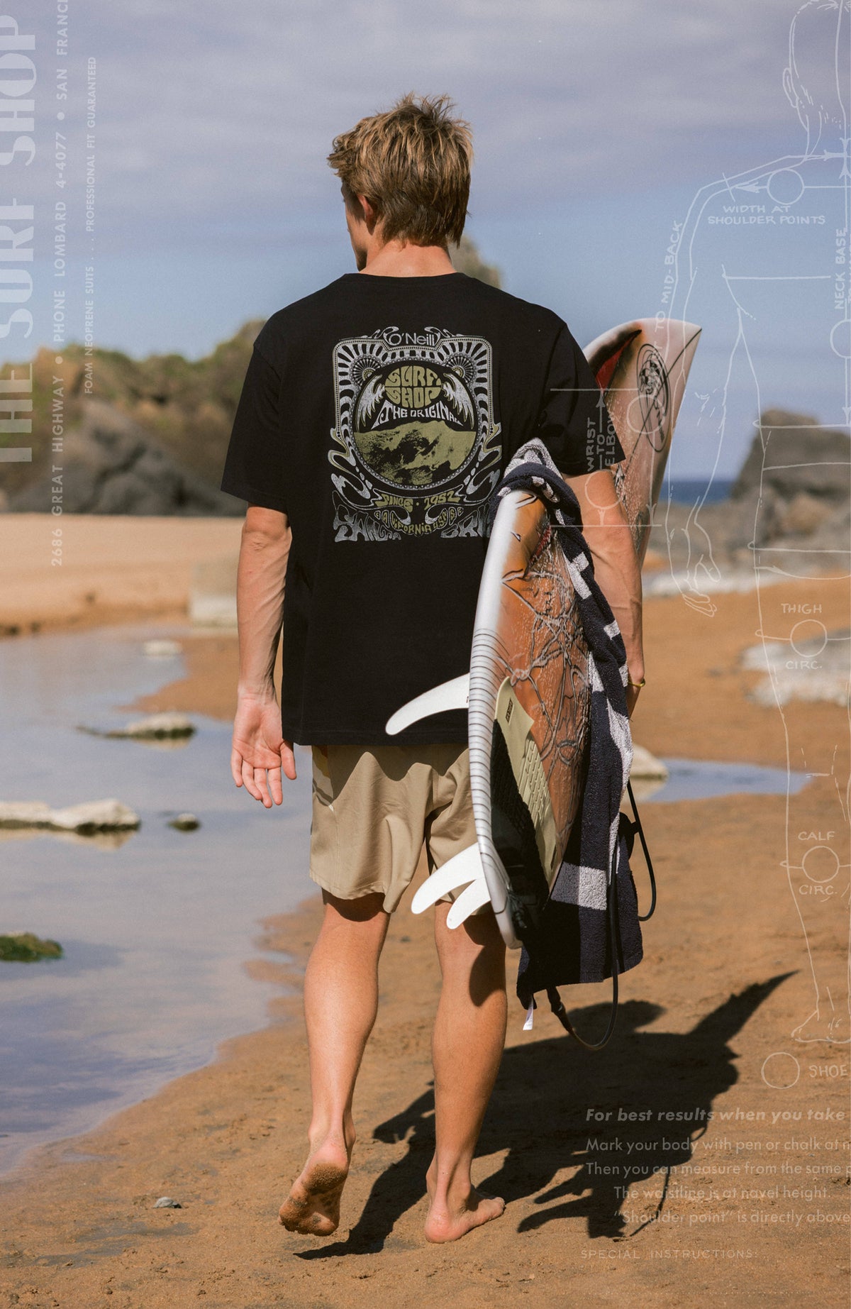 O'Riginals 70s Graphic T-Shirt für Herren, schwarz mit Grafik-Print in Grau und Gelb, Rückansicht am Strand