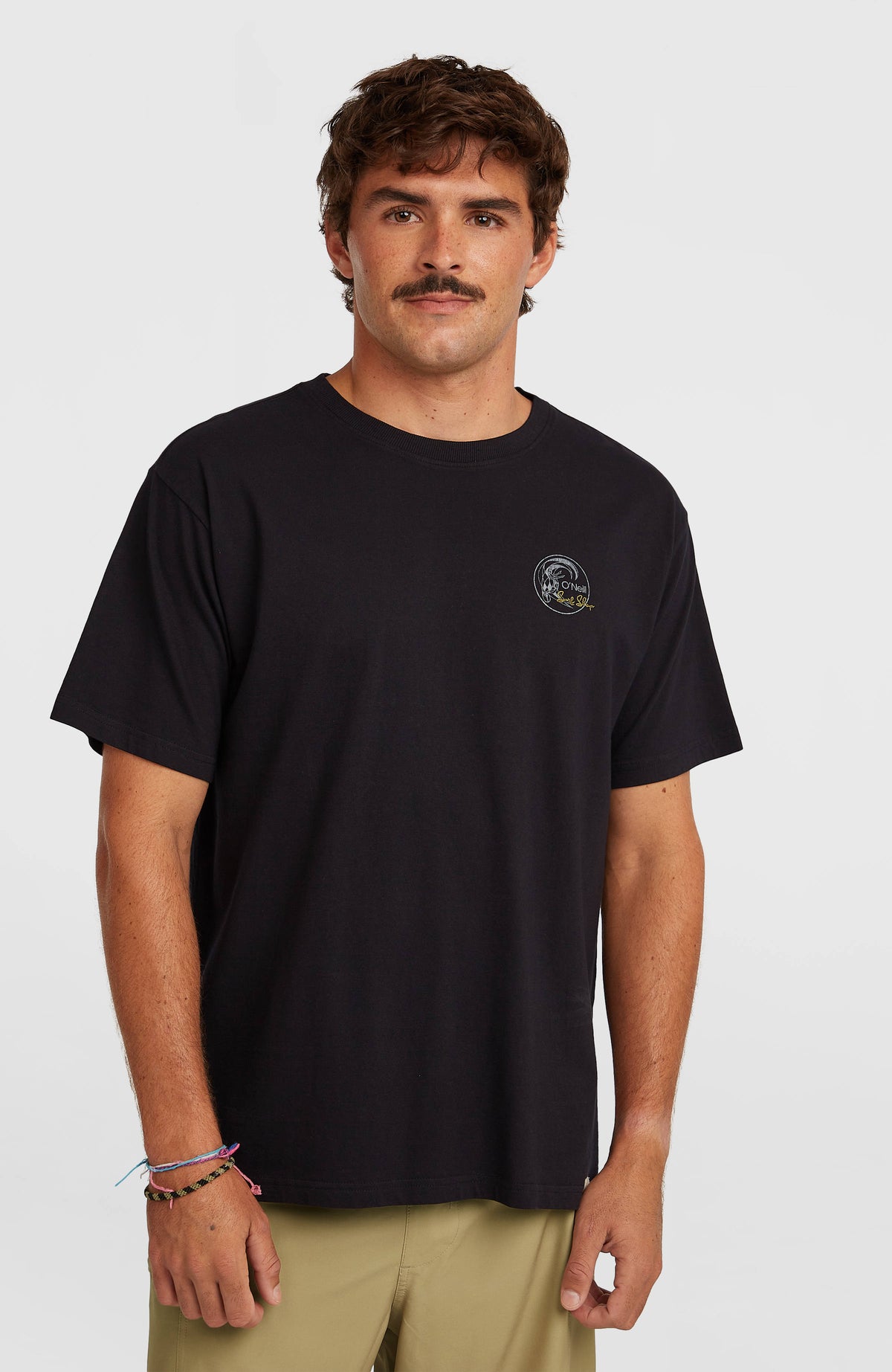 O'Neill O'Riginals 70s Graphic T-Shirt für Herren, schwarz mit Grafik-Print in Grau und Gelb, Vorderansicht am Model