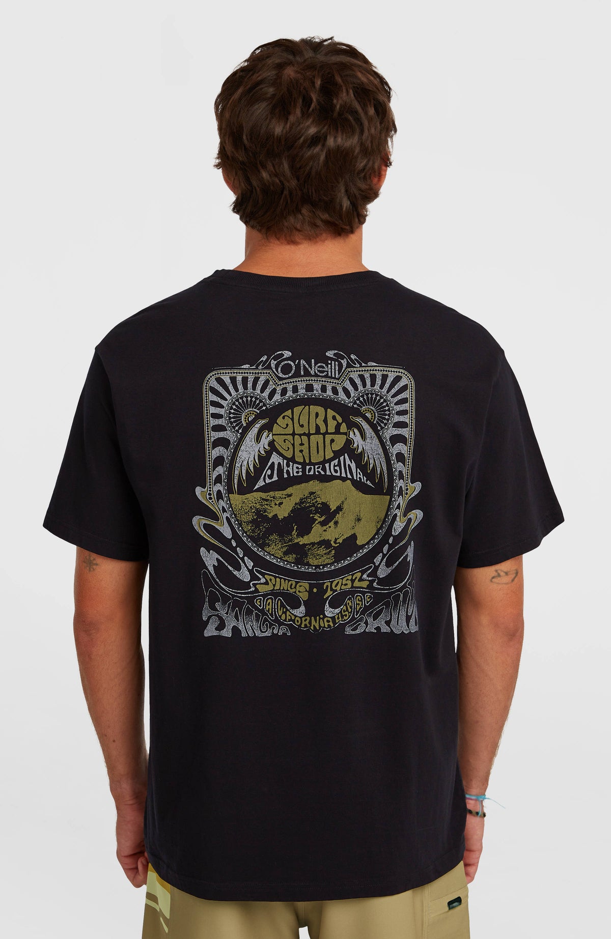O'Riginals 70s Graphic T-Shirt für Herren, schwarz mit Grafik-Print in Grau und Gelb, Rückansicht am Model