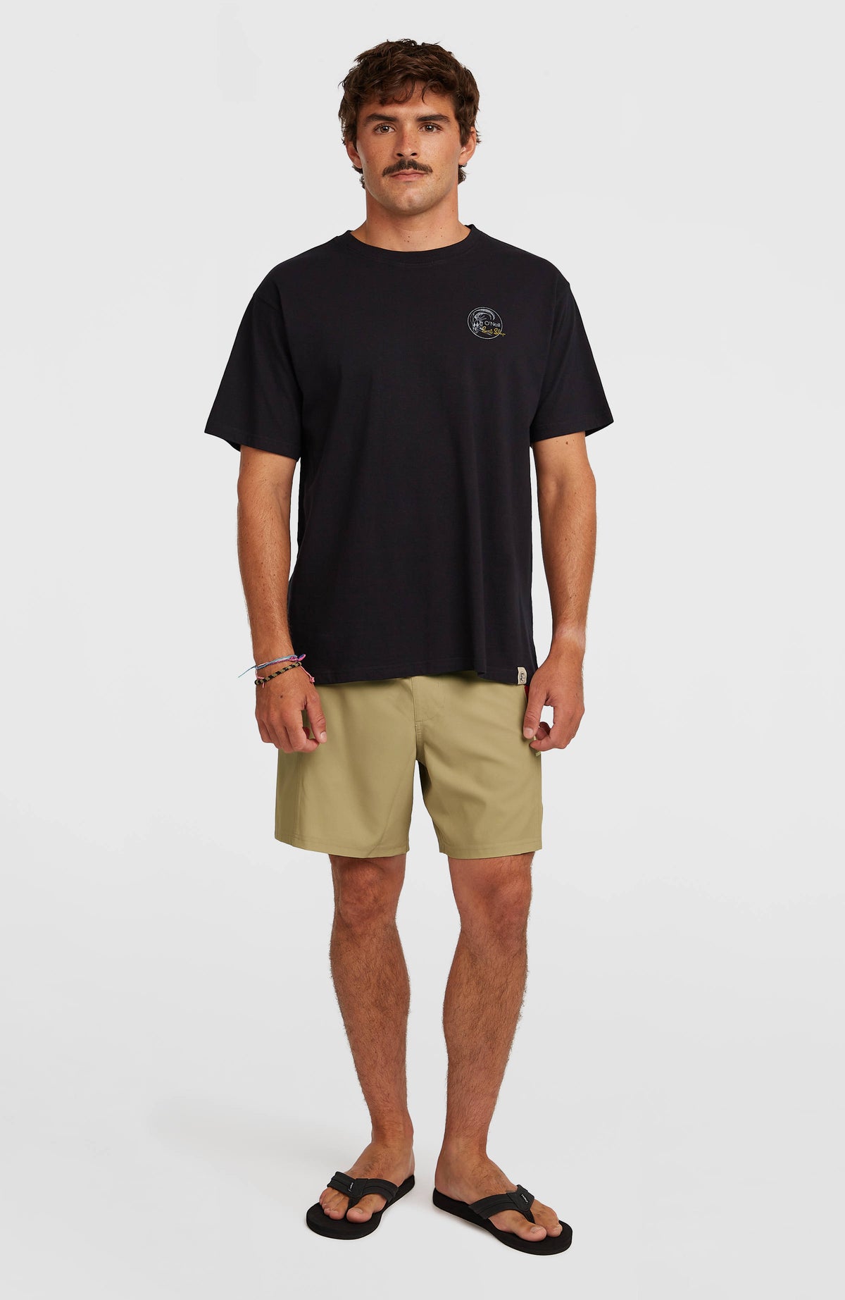 O'Riginals 70s Graphic T-Shirt für Herren, schwarz, Ganzkörperansicht von vorne am Model