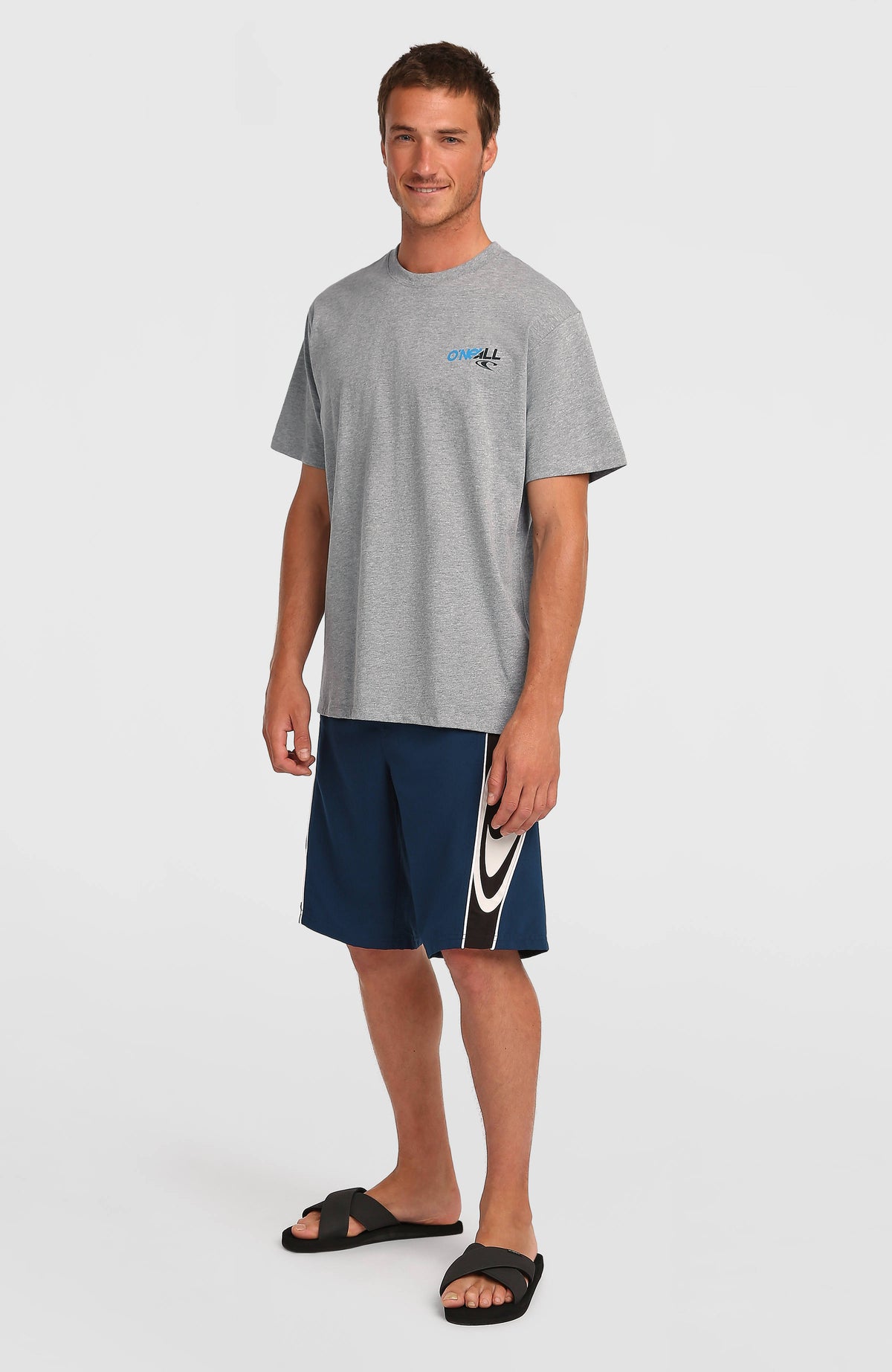 Essentials 90s Graphic T-Shirt für Herren, grau mit Logo-Print in Blau und Schwarz, Ganzkörperansicht am Model