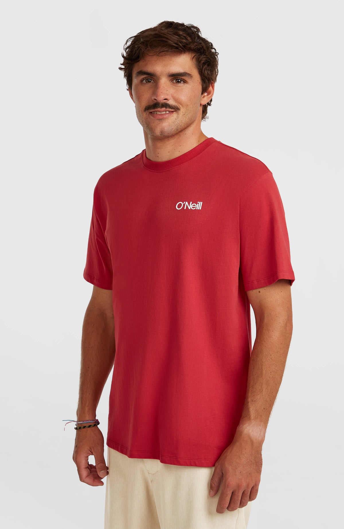 O'Neill Polygiene Cotton Graphic T-Shirt für Herren, rot mit Logo-Print in Weiß, Vorderansicht am Model