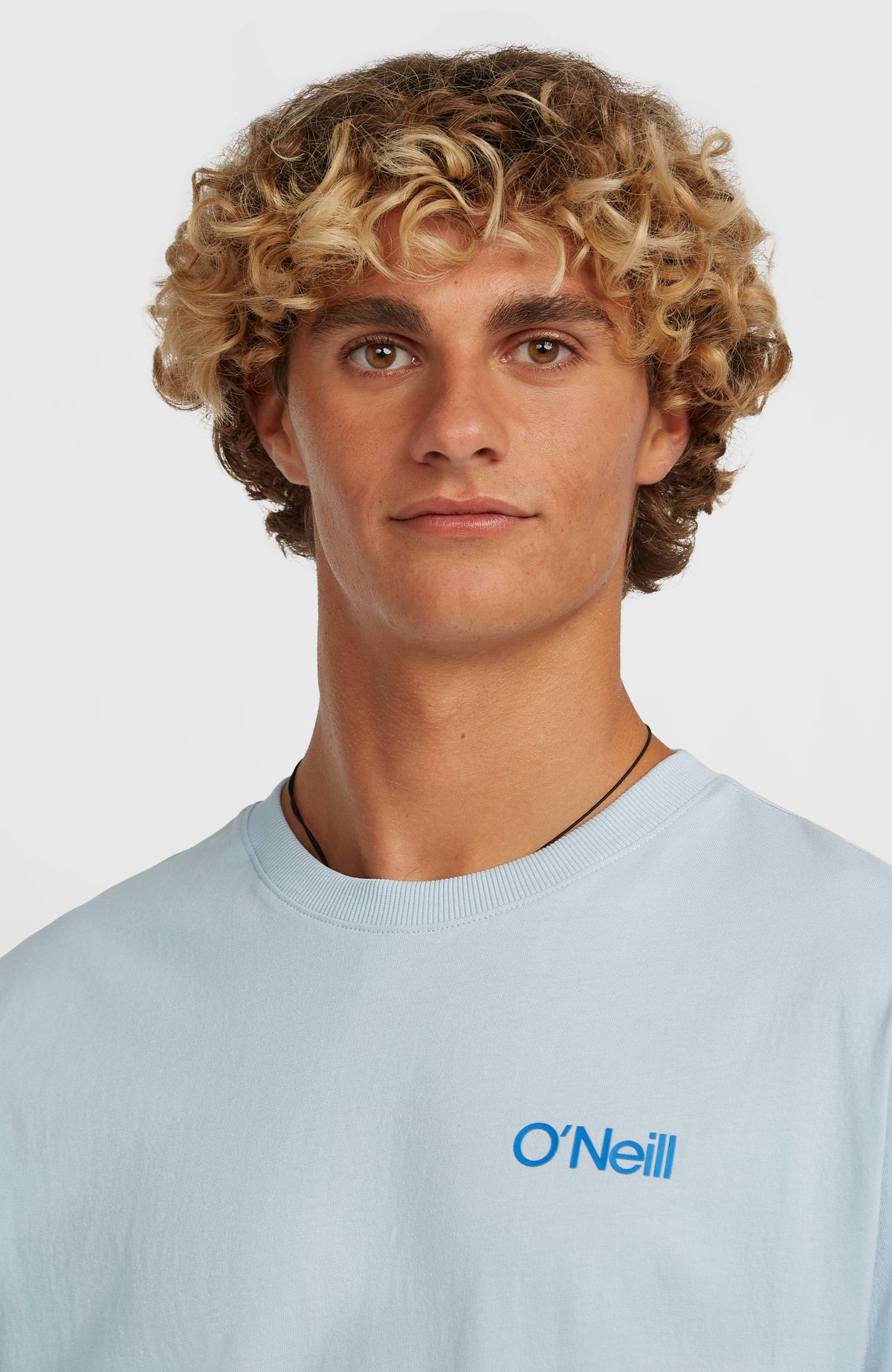 Nahaufnahme von Halsausschnitt und Logo-Print des blauen Polygiene Cotton Graphic T-Shirt
