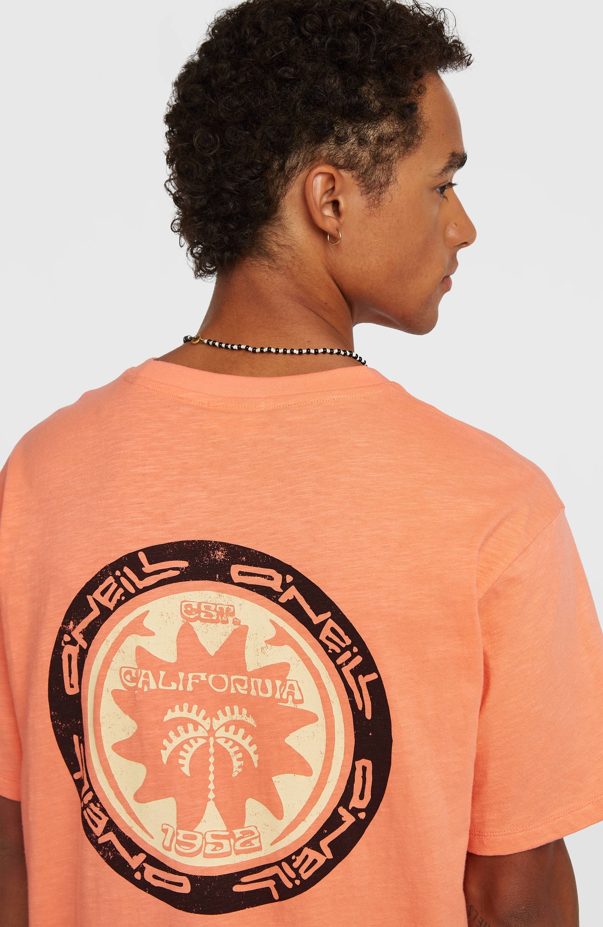 Slub Back-Print T-Shirt für Herren, orange mit Grafik-Print in Schwarz und Beige, Nahaufnahme der Rückseite am Model
