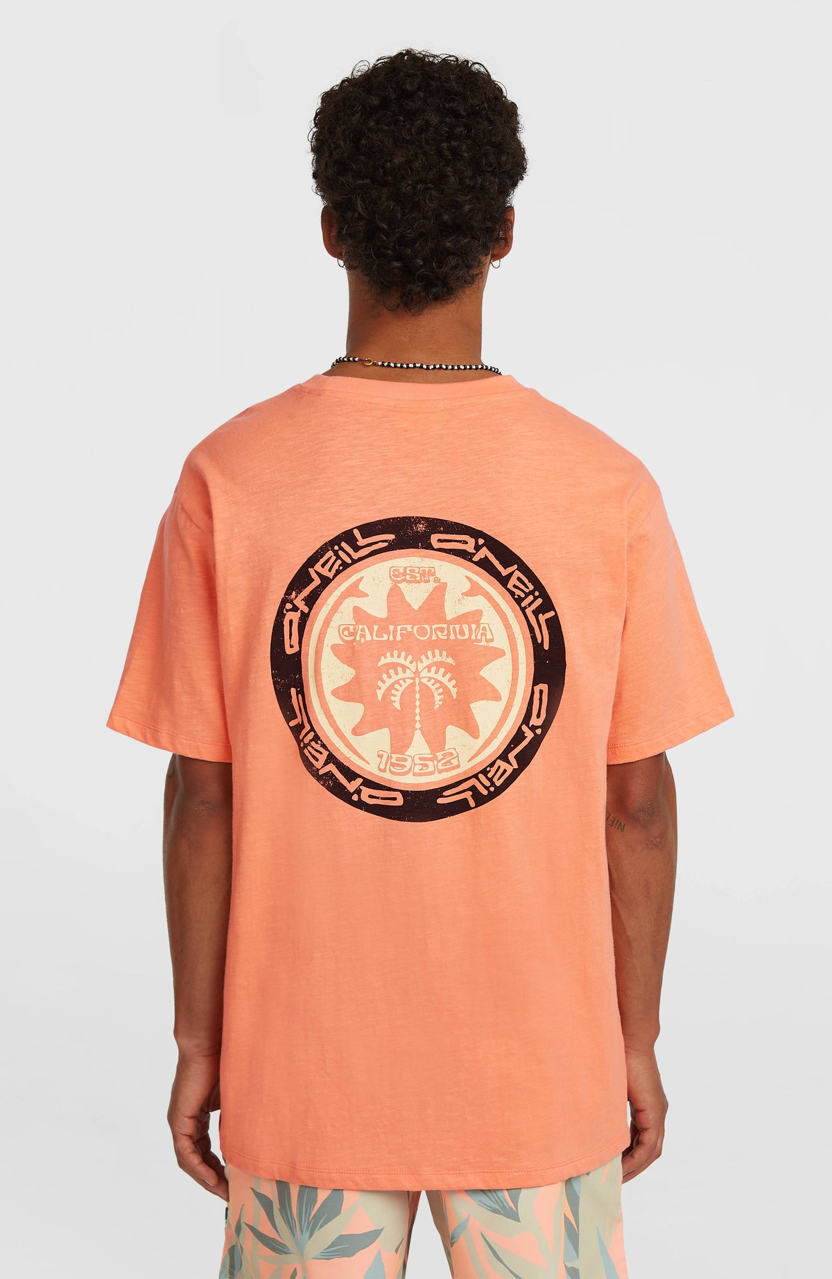 Slub Back-Print T-Shirt für Herren, orange mit Grafik-Print in Schwarz und Beige, Rückansicht am Model