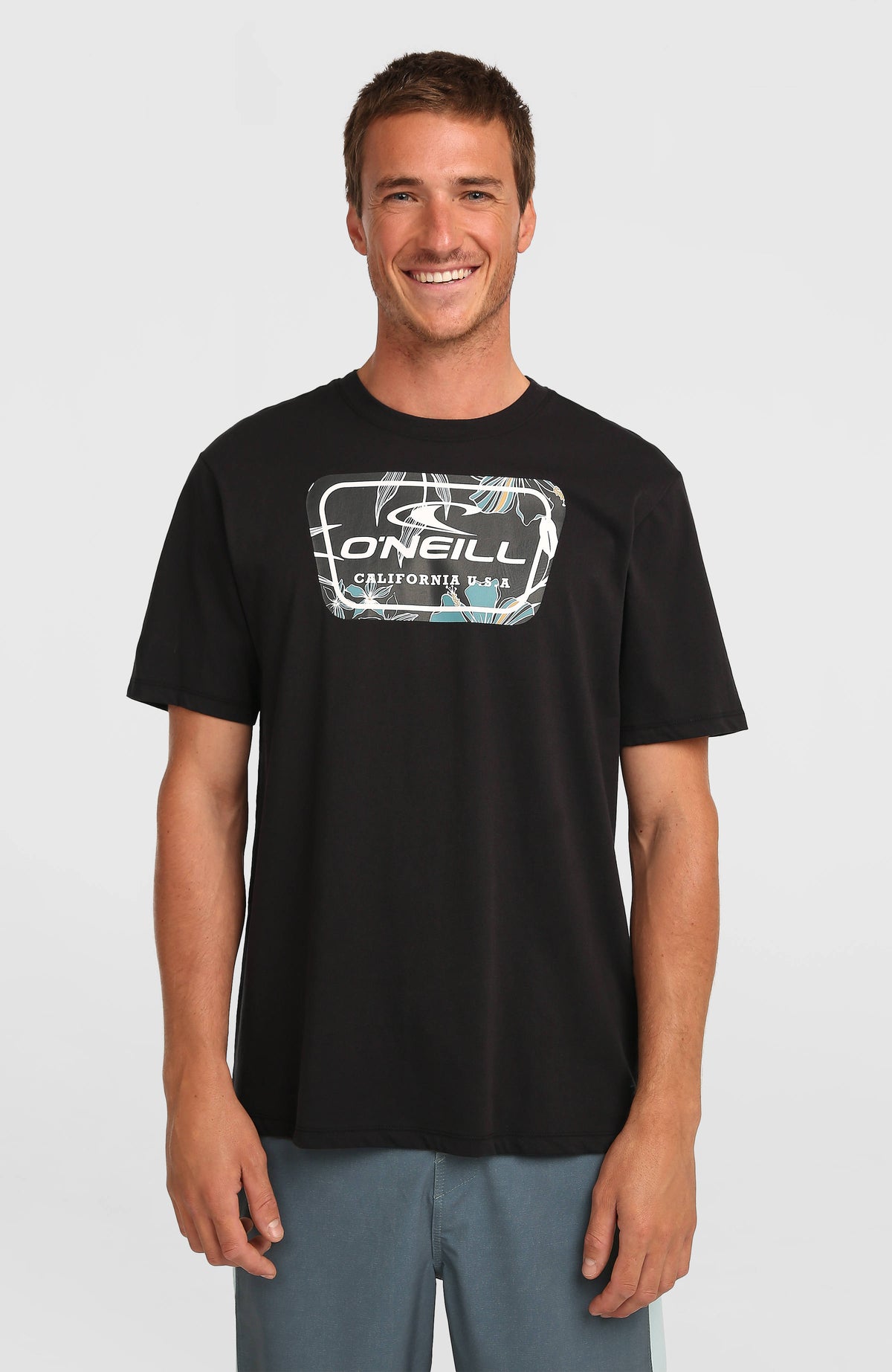 O'Neill Graphic T-Shirt für Herren, schwarz mit Logo-Print in Weiß und Türkis, Vorderansicht am Model