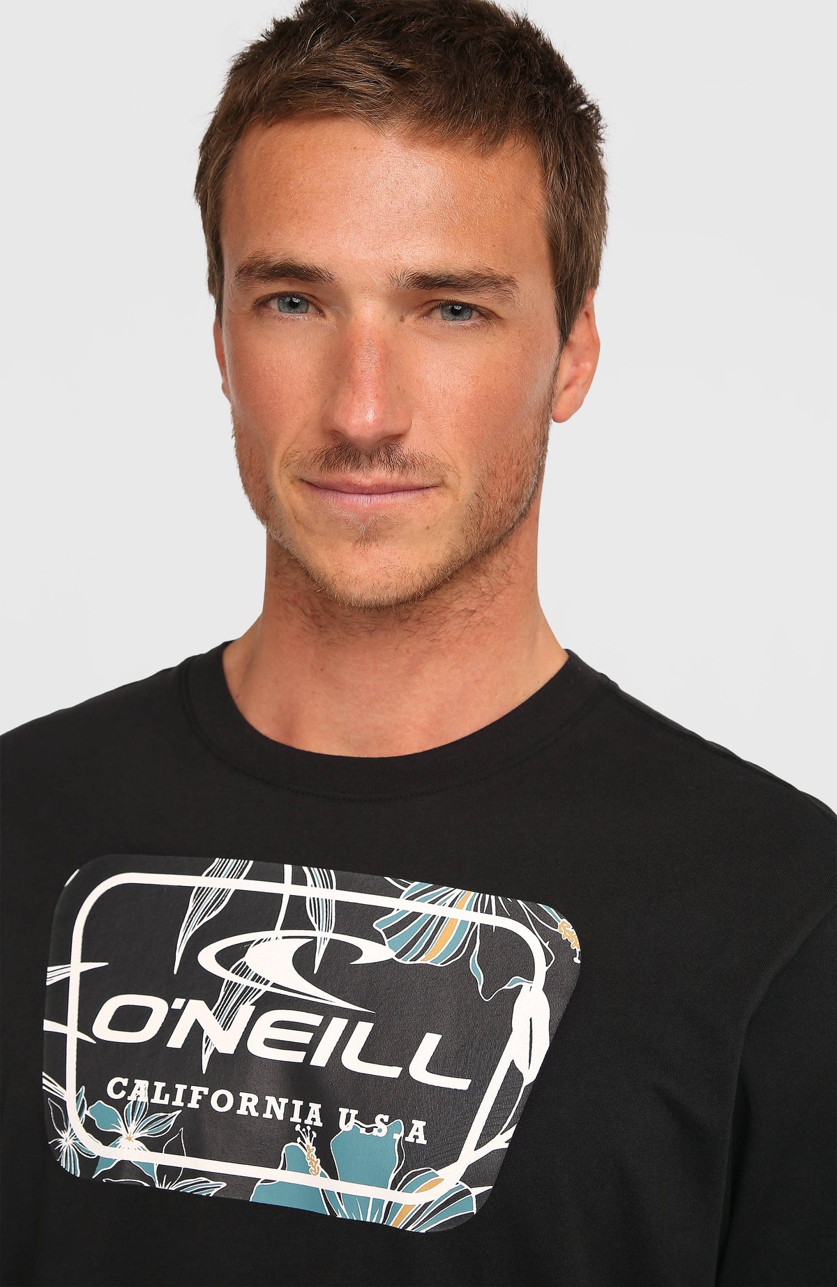 Graphic T-Shirt für Herren, schwarz, Nahaufnahme des Logo-Prints auf der Brust am Model