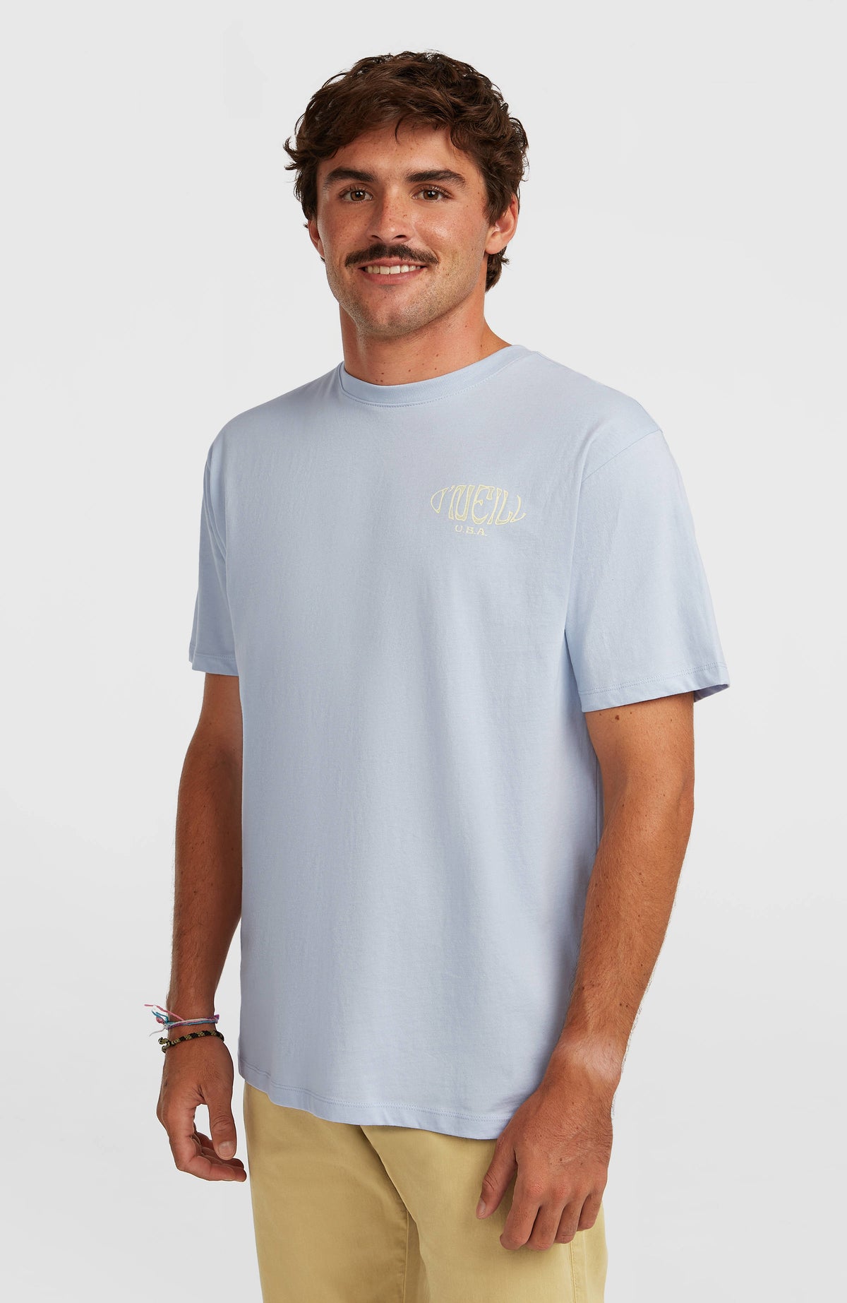 O'Neill Box Logo T-Shirt für Herren, blau mit Logo-Print in Gelb und Weiß, Vorderansicht am Model