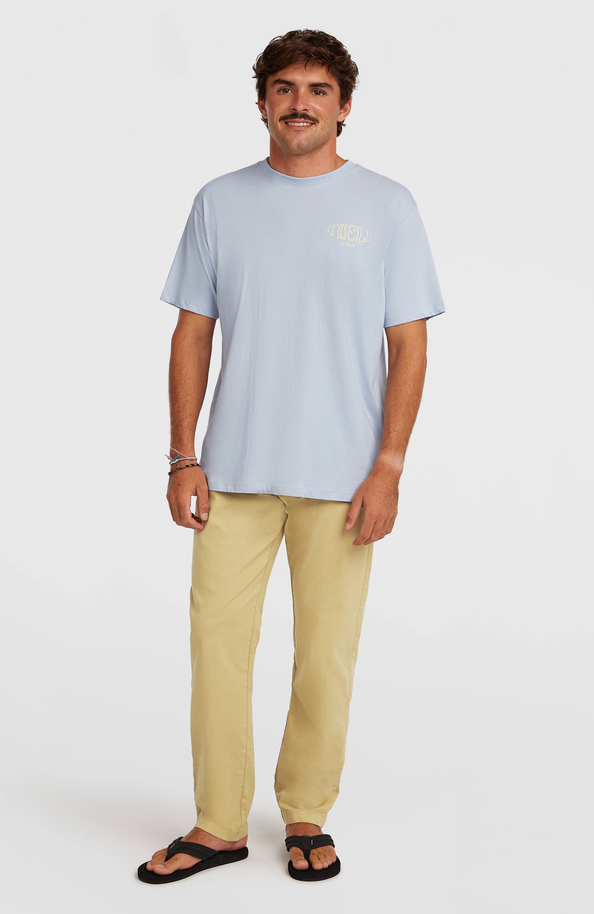 Box Logo T-Shirt für Herren, blau mit Logo-Print in Gelb und Weiß, Ganzkörperansicht am Model
