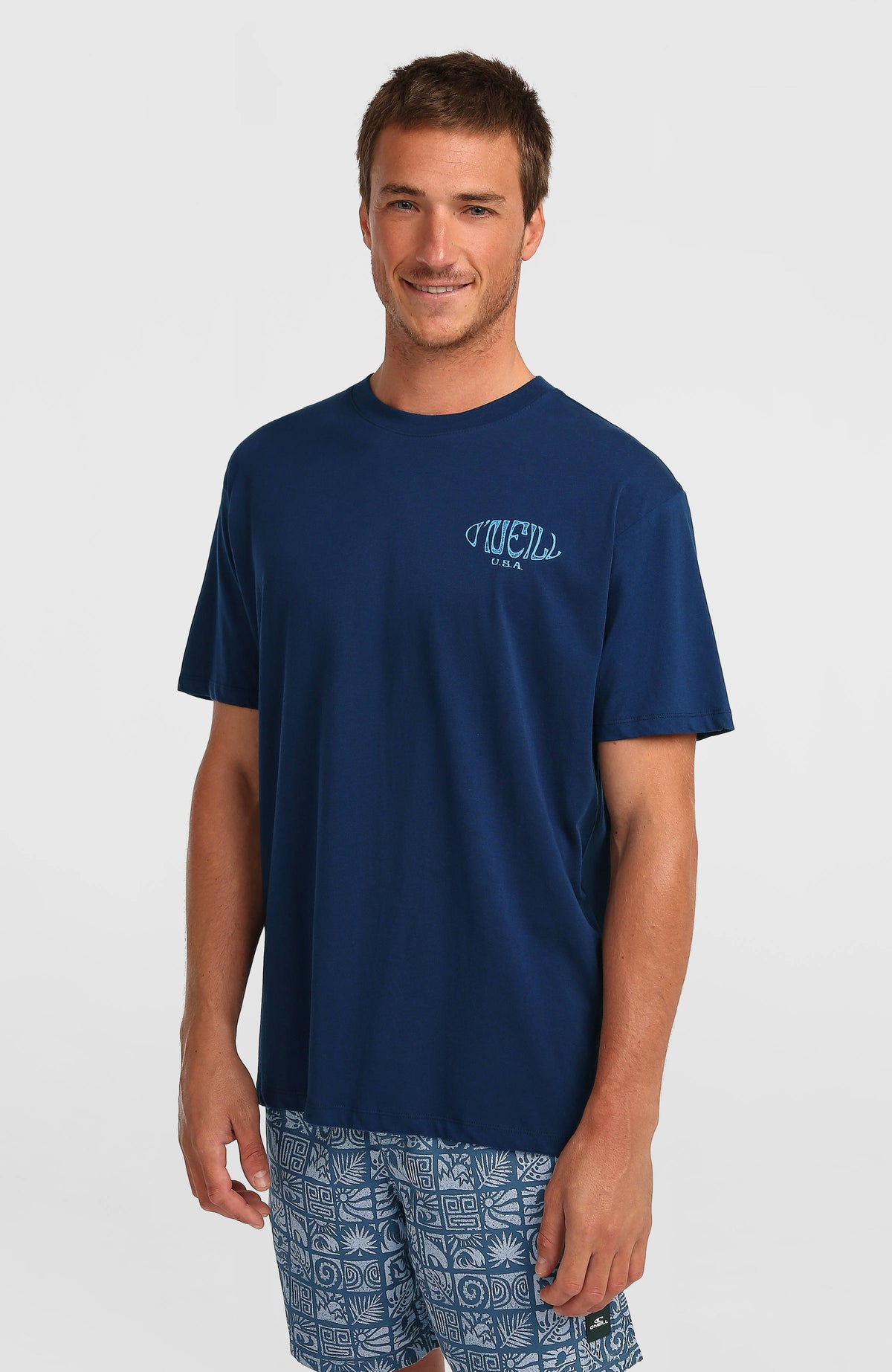 O'Neill Box Logo T-Shirt für Herren, blau mit Logo-Print in Hellblau und Weiß, am Model von vorne