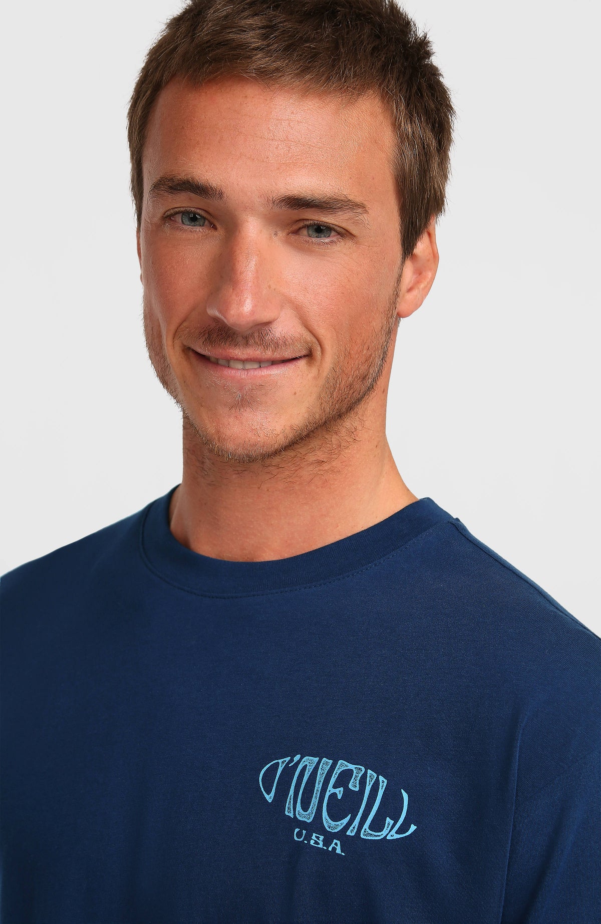 Nahaufnahme von Rundhalsausschnitt und Logo-Print des blauen Box Logo T-Shirt am Model