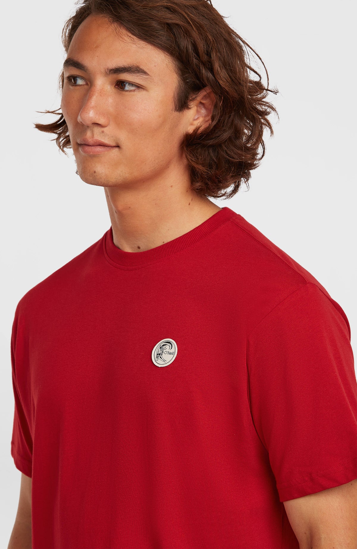 O'Riginals Badge T-Shirt für Herren, rot, Nahaufnahme mit rundem Logo-Badge auf der Brust