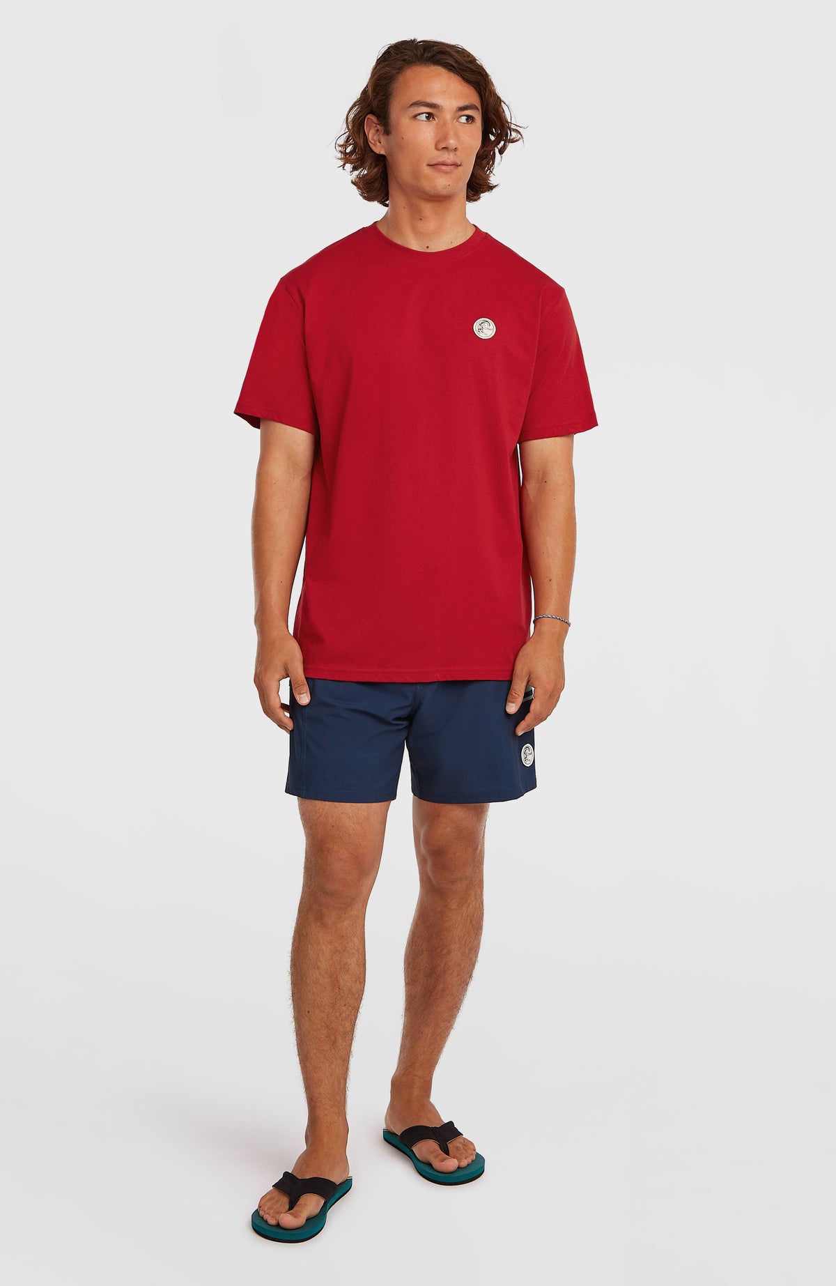 O'Riginals Badge T-Shirt für Herren, rot, Ganzkörperansicht von vorne, getragen am Model