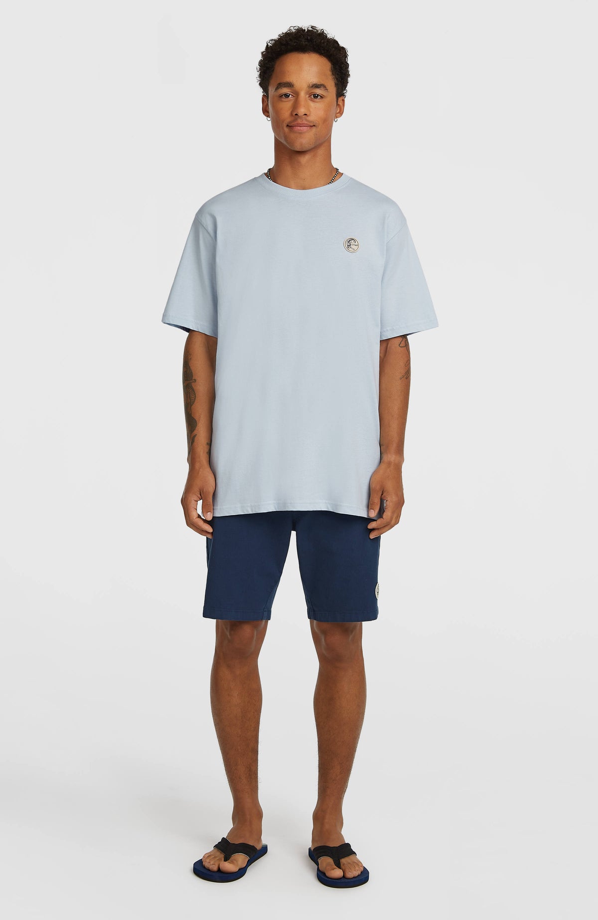 O'Riginals Badge T-Shirt für Herren, blau, getragen am Model in Ganzkörperansicht