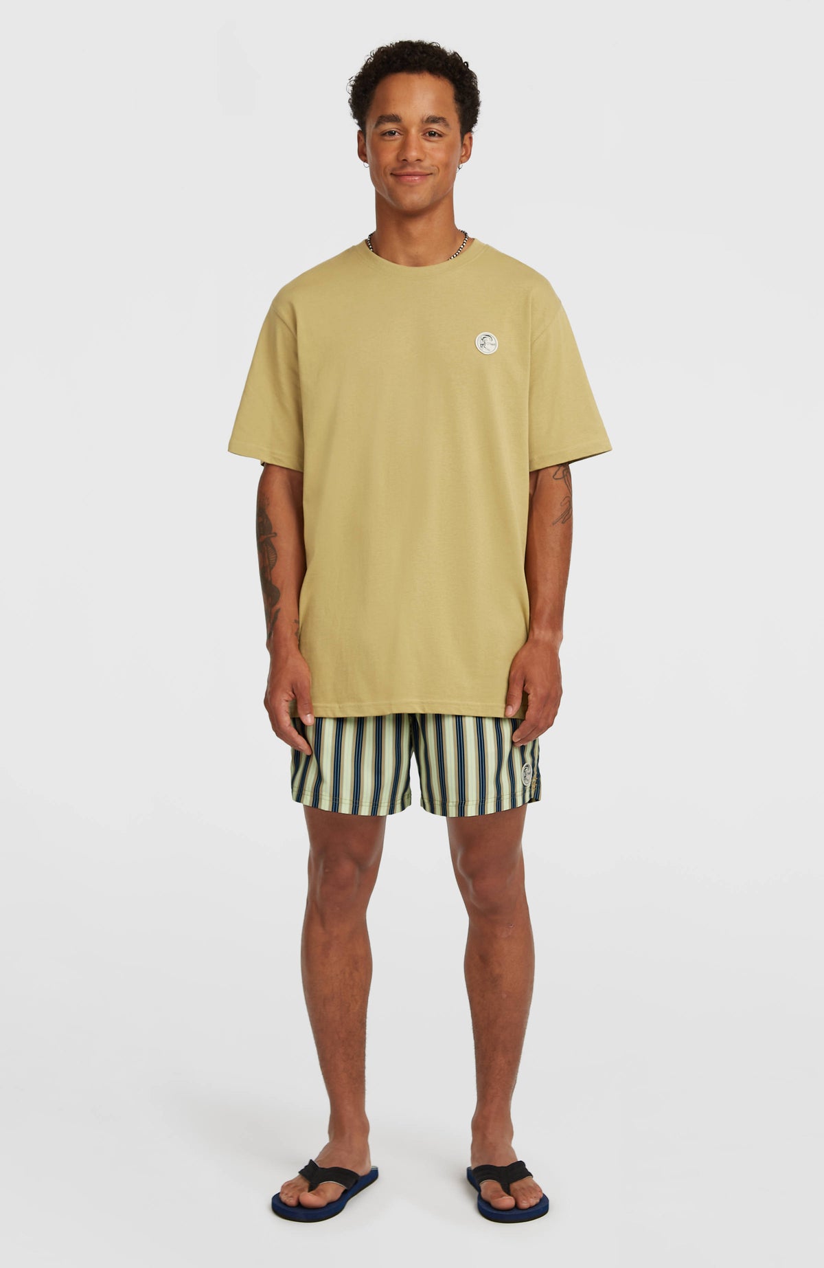 O'Riginals Badge T-Shirt für Herren, beige, Ganzkörperansicht am Model