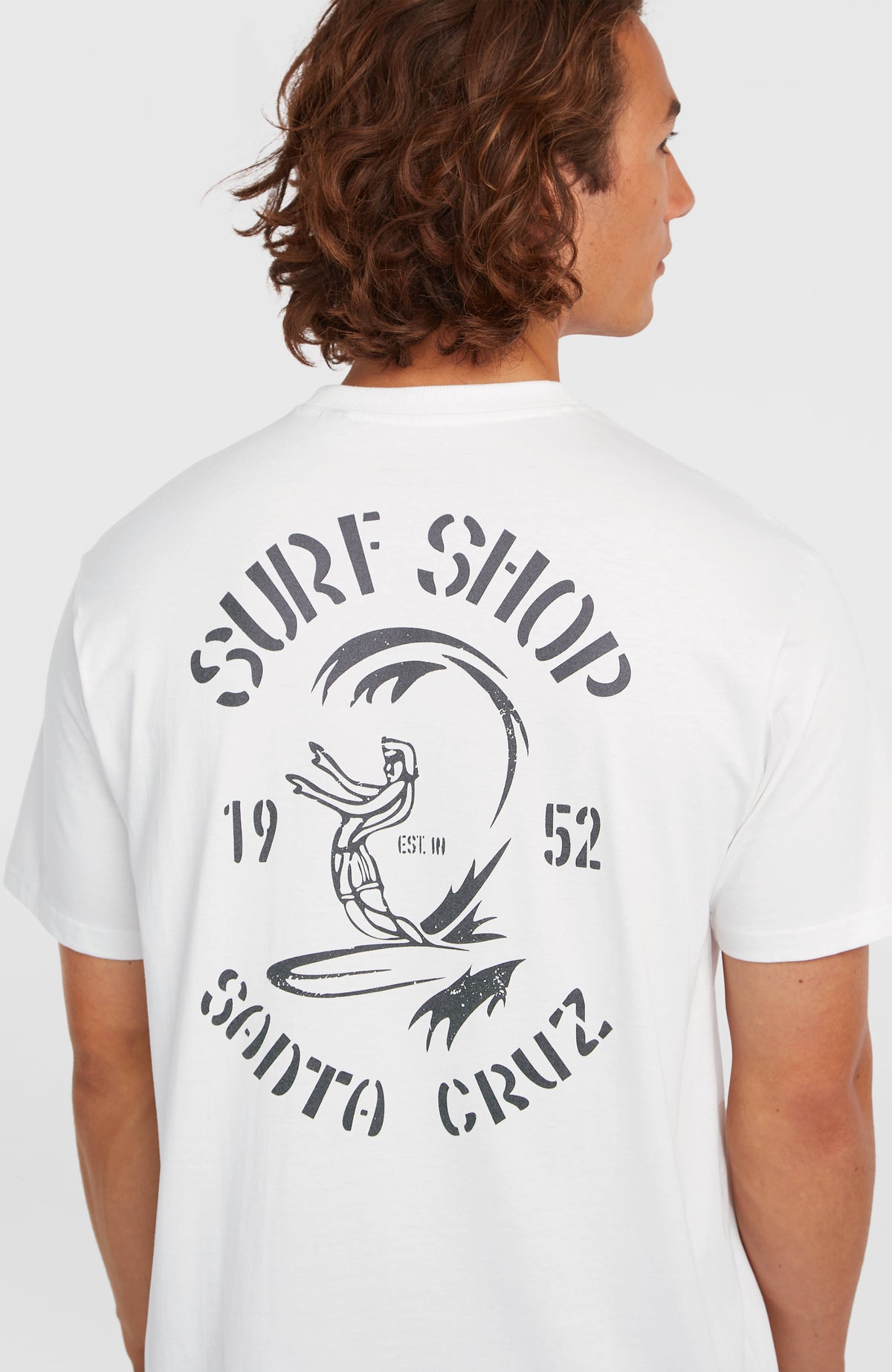 O'Riginals Surf Shop T-Shirt, weiß mit Logo-Print in Schwarz, Nahaufnahme der Rückseite am Model