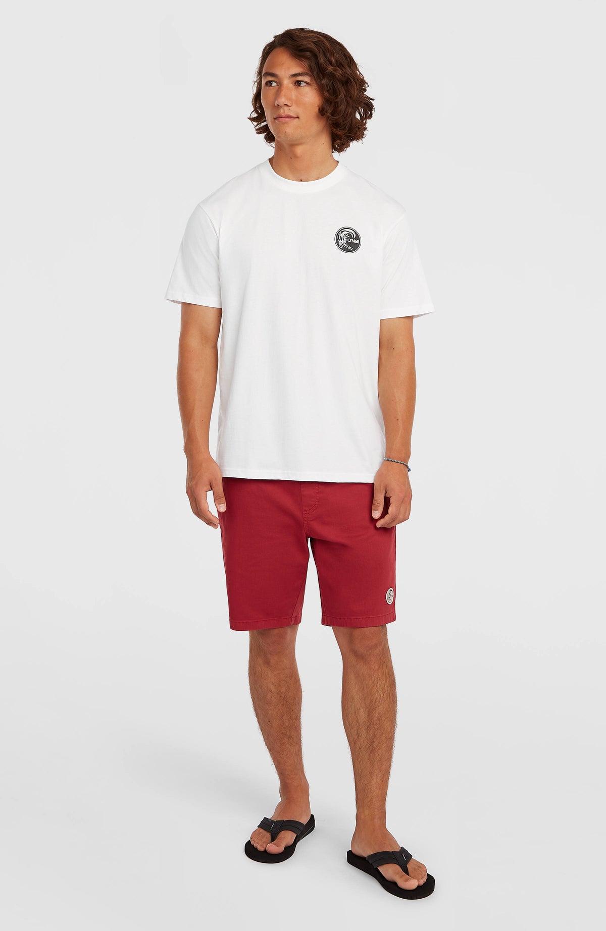 O'Riginals Surf Shop T-Shirt für Herren, weiß mit Logo-Print in Schwarz, Ganzkörperansicht am Model