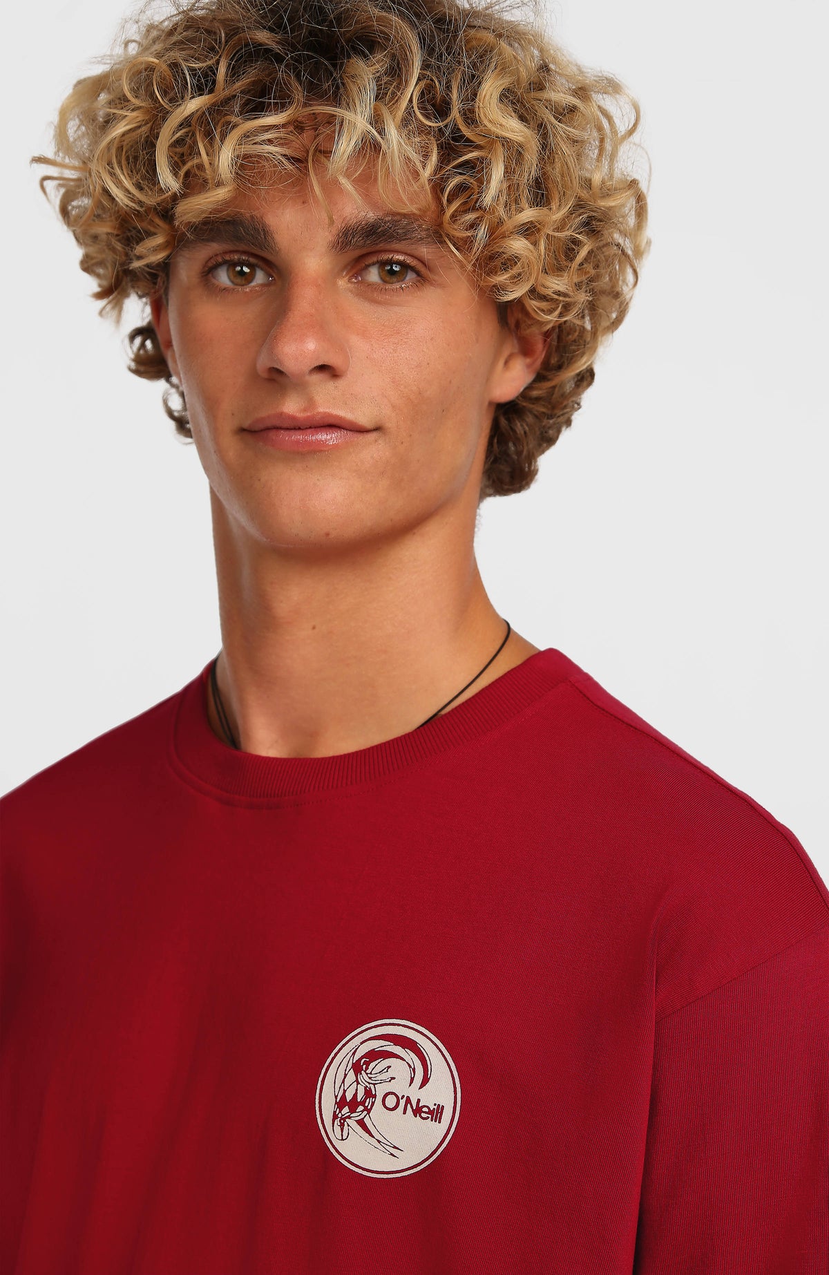 O'Riginals Surf Shop T-Shirt für Herren, rot, Nahaufnahme von Rundhalsausschnitt und rundem Logo-Print