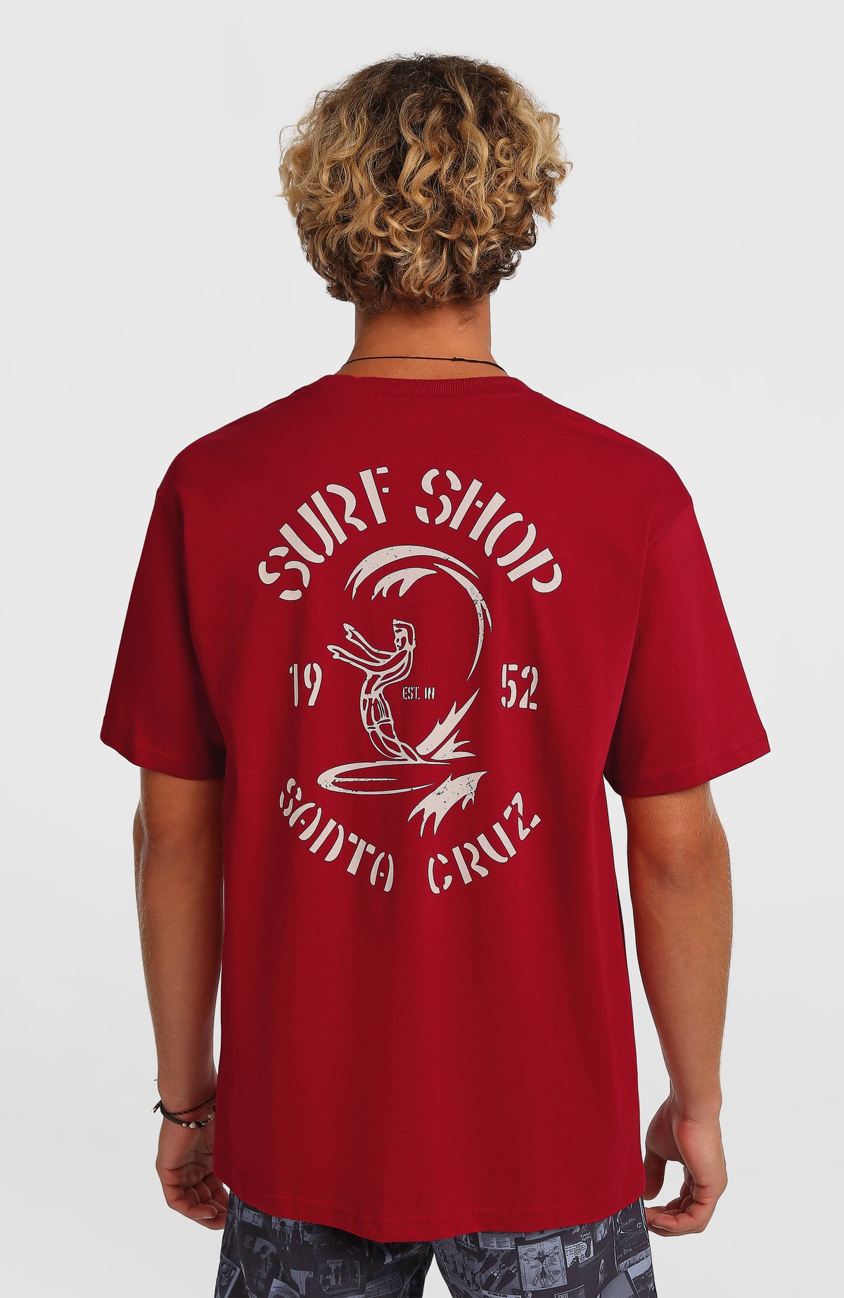 O'Riginals Surf Shop T-Shirt für Herren, rot mit Logo-Print in Weiß, Rückansicht mit großem Rückenprint am Model