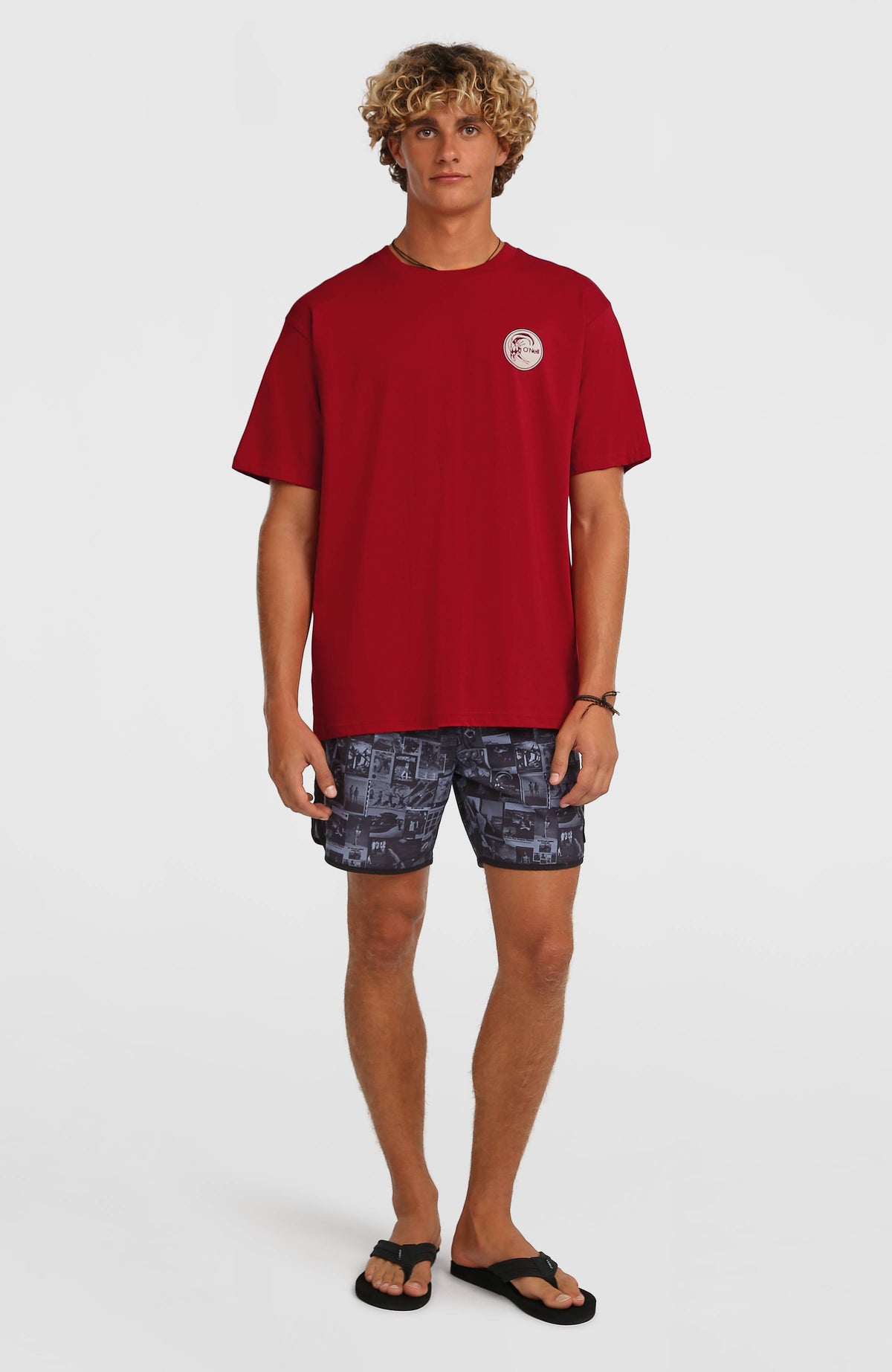 O'Riginals Surf Shop T-Shirt für Herren, rot mit Logo-Print in Weiß, Ganzkörperansicht von vorne am Model