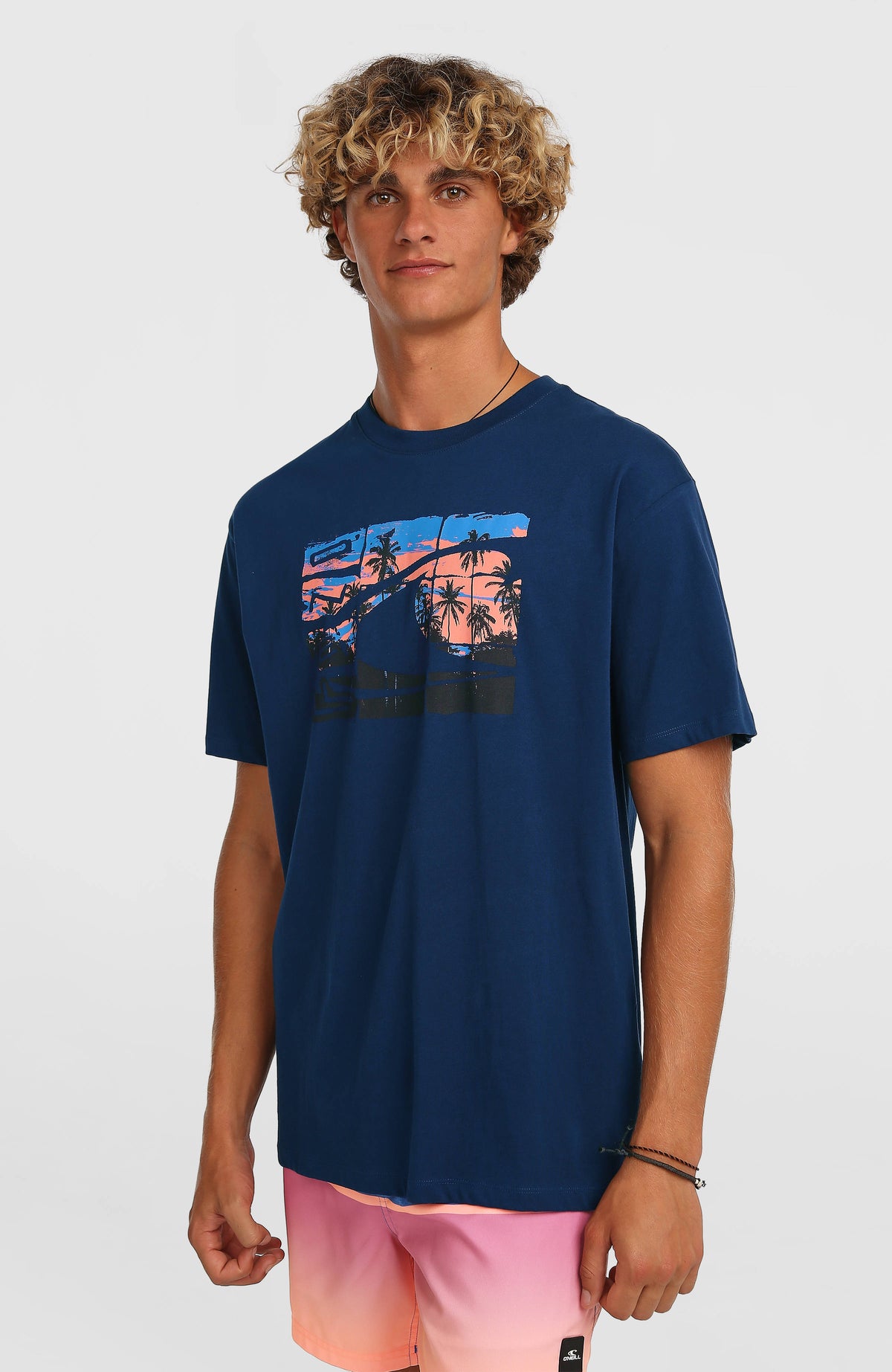 O'Neill Gradient T-Shirt für Herren, blau mit Grafik-Print in Orange und Schwarz, Vorderansicht am Model
