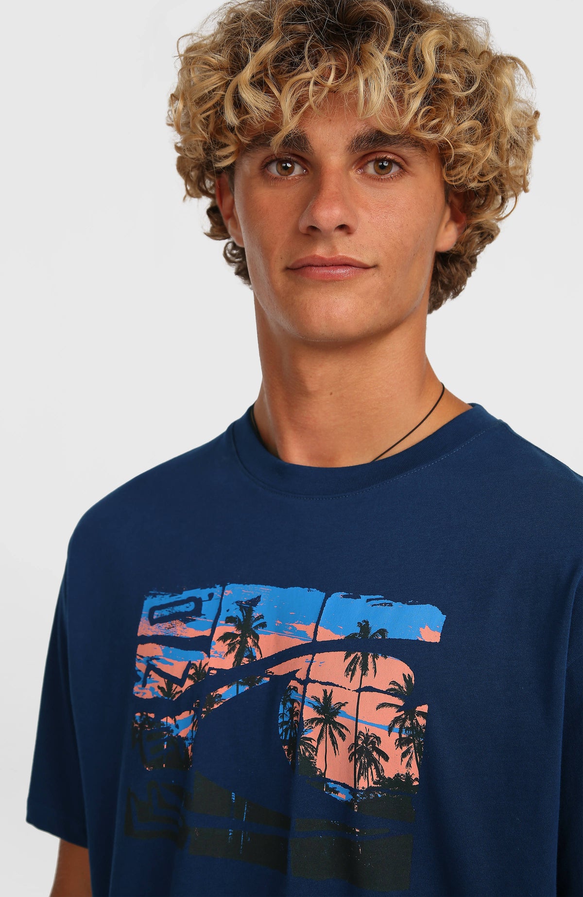 Nahaufnahme des blauen Gradient T-Shirts mit Rundhalsausschnitt und Grafik-Print am Model