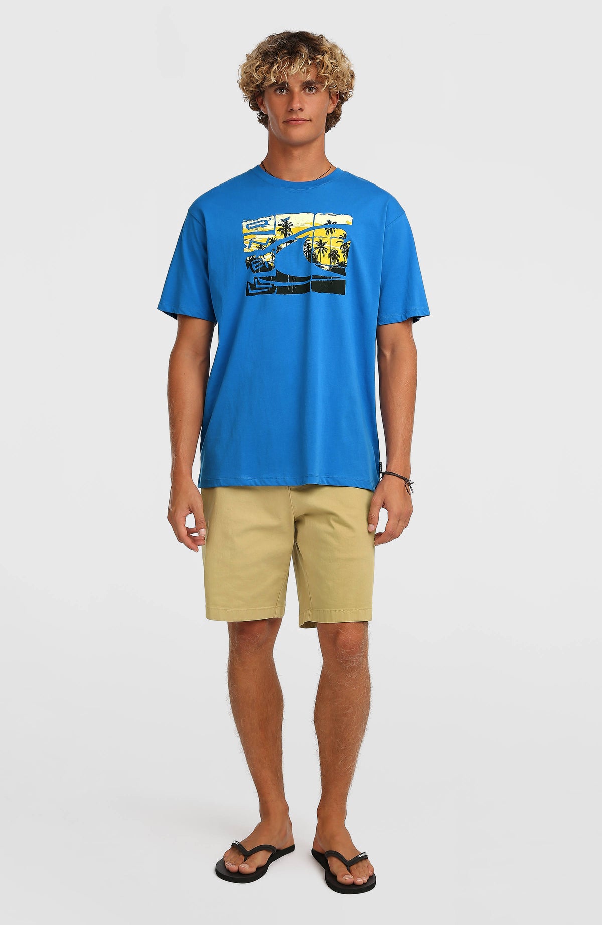 Gradient T-Shirt für Herren, blau mit Grafik-Print in Gelb und Schwarz, Ganzkörperansicht am Model