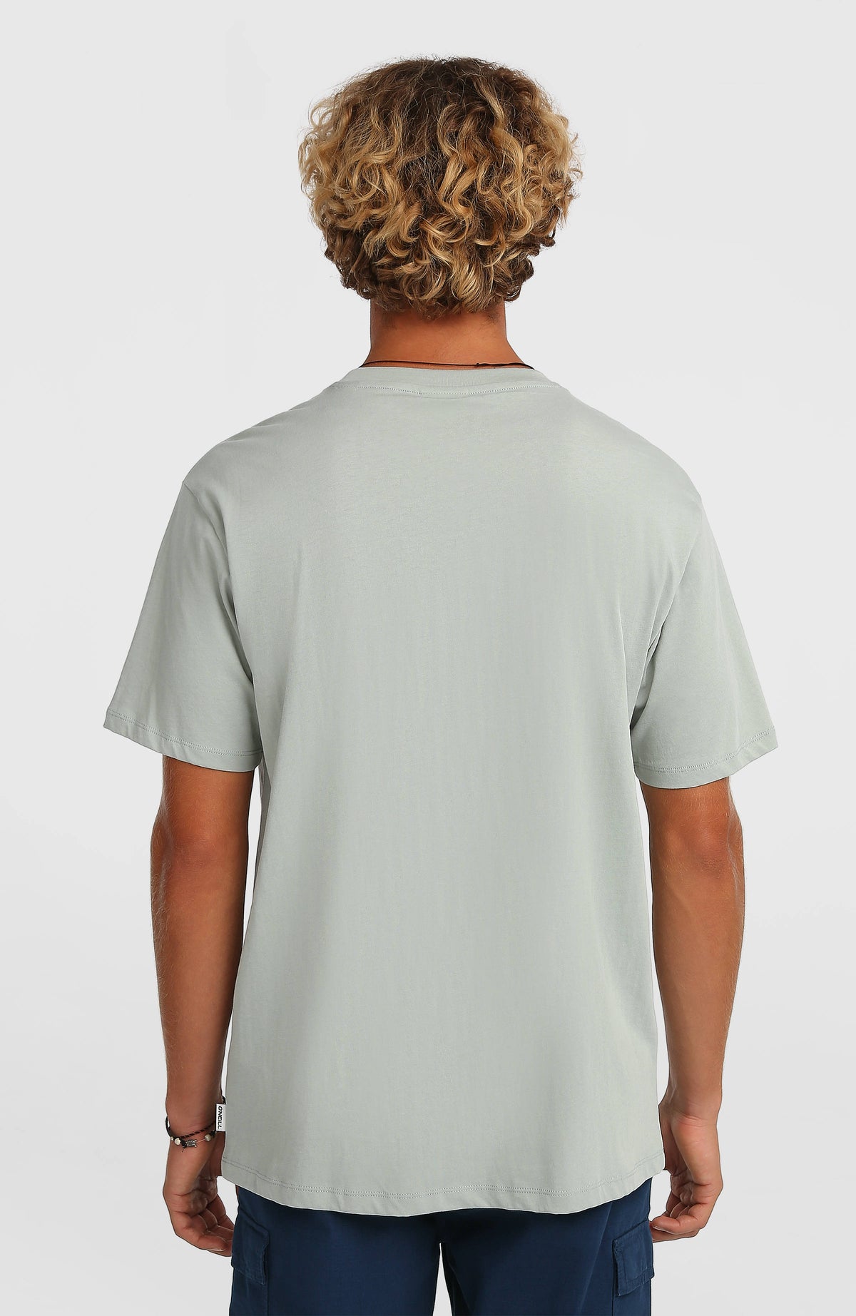 Gradient T-Shirt für Herren, grün mit Grafik-Print in Schwarz und Gelb, Rückansicht am Model, dezentes Logo-Label
