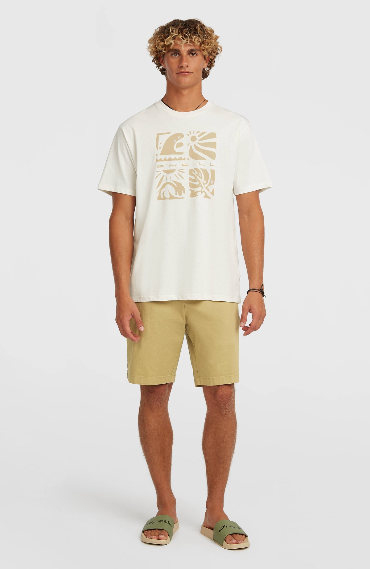 Melange Front-Print T-Shirt für Herren, weiß mit Grafik-Print in Beige, Ganzkörperansicht am Model