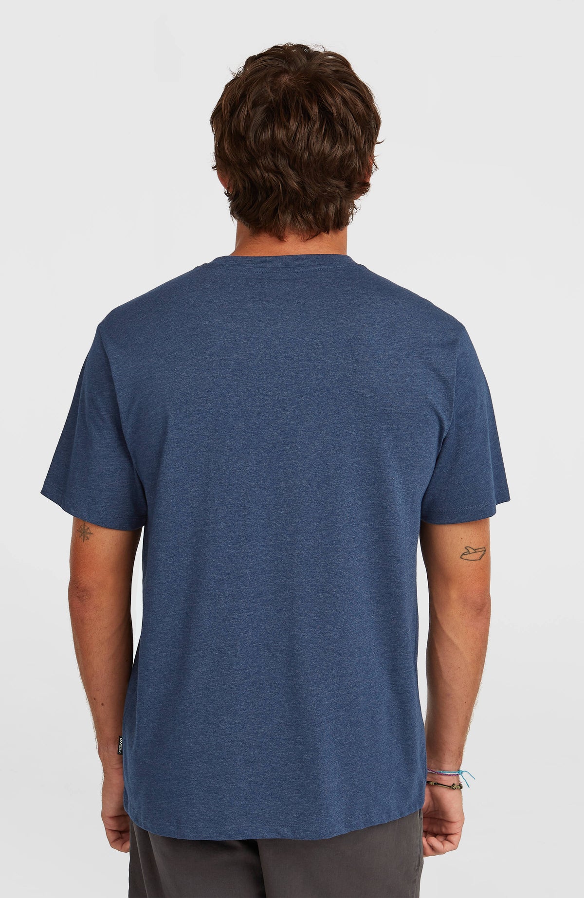 Melange Front-Print T-Shirt für Herren, blau, klassische Rückansicht mit kurzen Ärmeln, getragen am Model