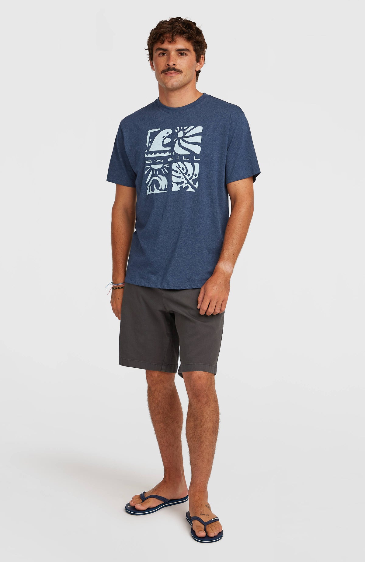 Melange Front-Print T-Shirt für Herren, blau mit Grafik-Print in Hellblau, Ganzkörperansicht am Model