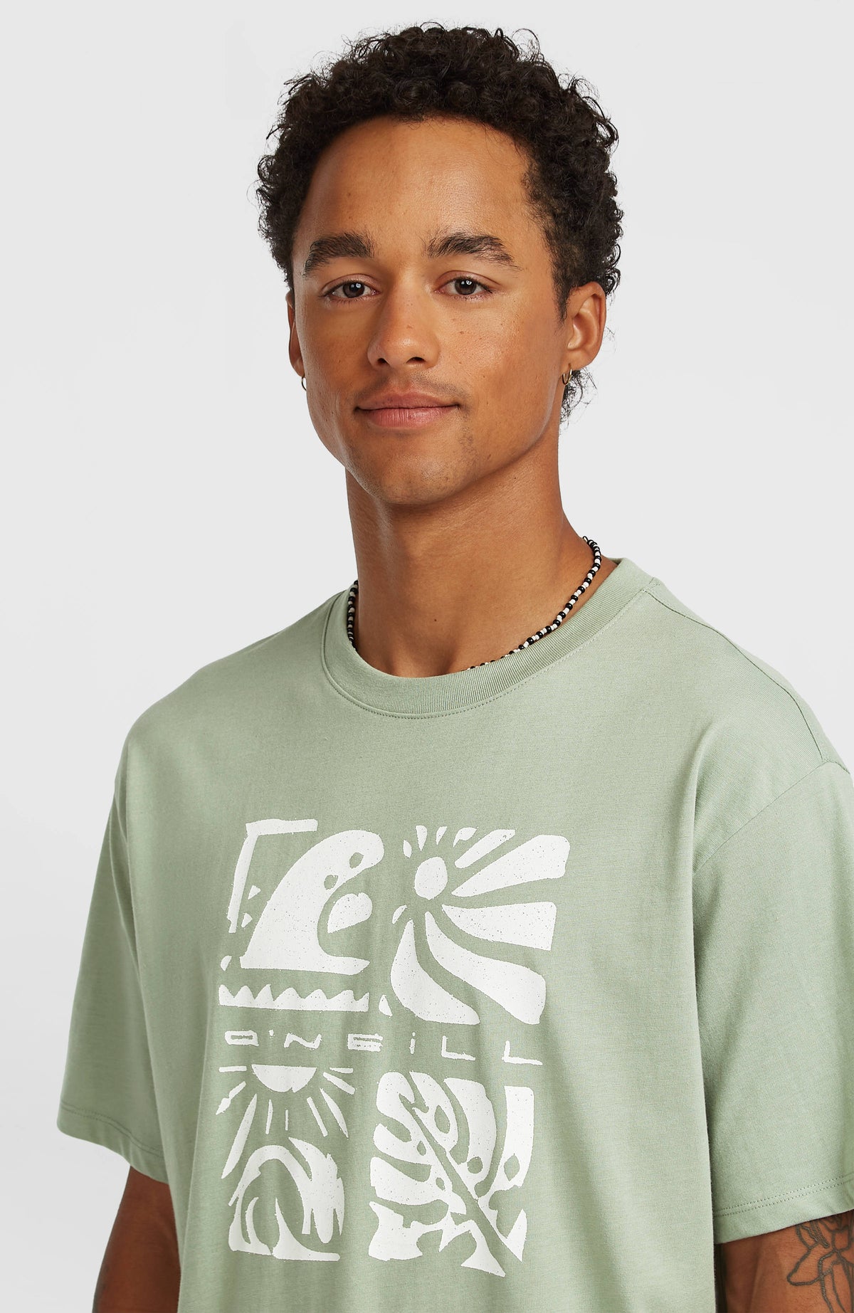 Melange Front-Print T-Shirt für Herren, grün, Nahaufnahme von Rundhalsausschnitt und Front-Print am Model