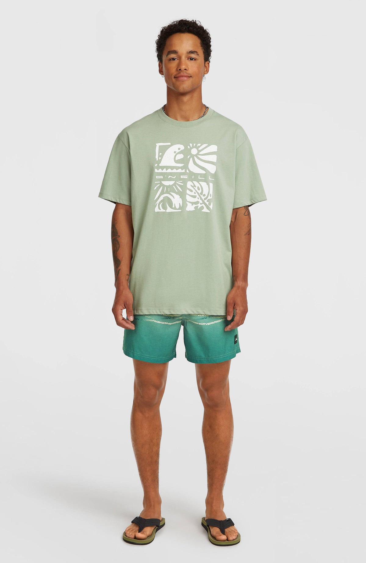 Melange Front-Print T-Shirt für Herren, grün mit Front-Print in Weiß, Ganzkörperansicht am Model