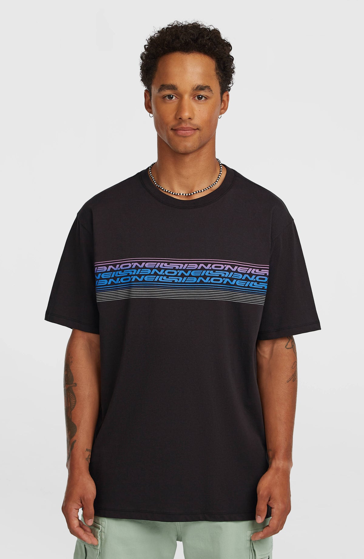 O'Neill Logo Stripe T-Shirt für Herren, schwarz mit Logo-Print in Blau und Lila, Vorderansicht am Model