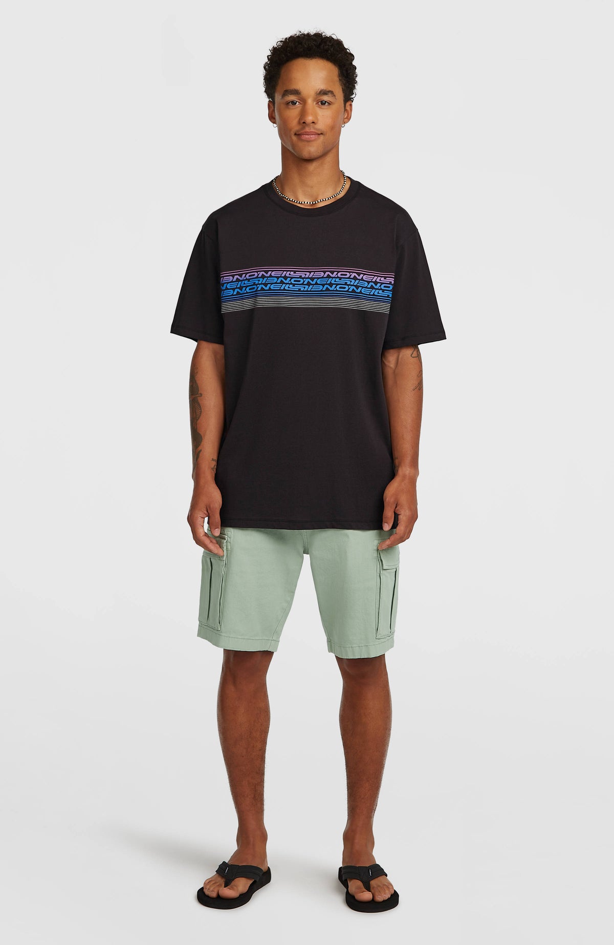 Logo Stripe T-Shirt für Herren, schwarz mit Logo-Print in Blau und Lila, stehend in Ganzkörperansicht am Model