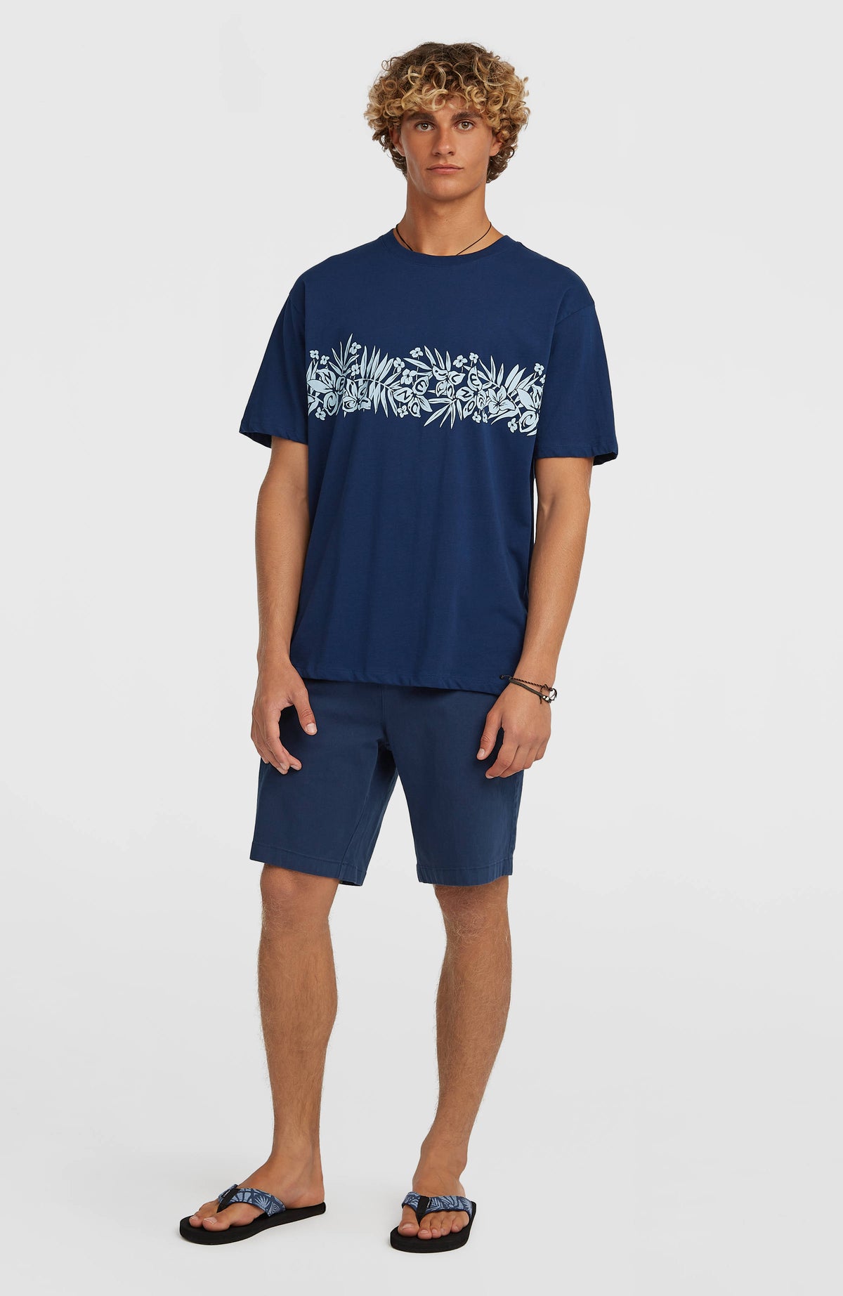 Uni Flower T-Shirt für Herren, blau mit Blumenmuster in Hellblau, Ganzkörperansicht am Model