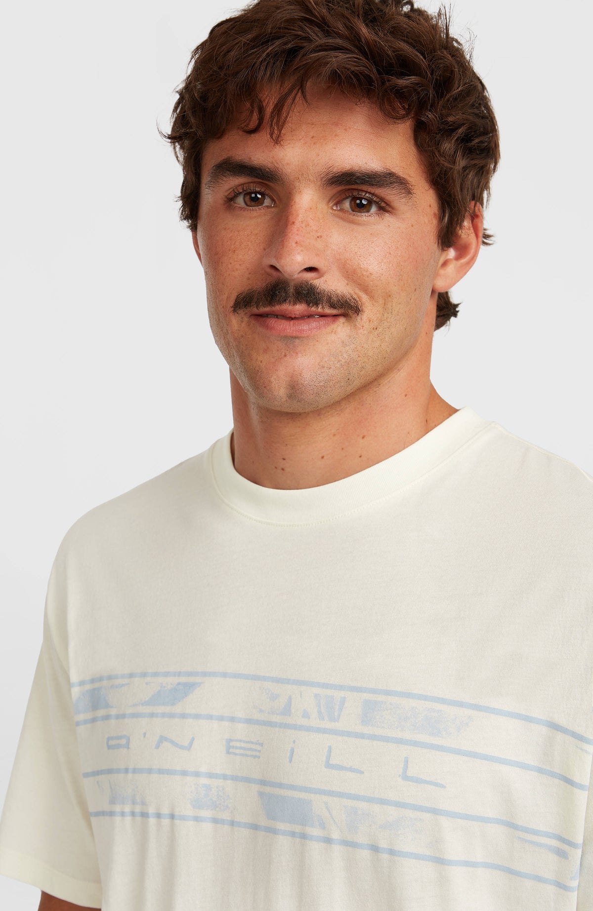 Flower Stripe T-Shirt für Herren, weiß, Nahaufnahme am Model mit Rundhalsausschnitt und Logo-Print