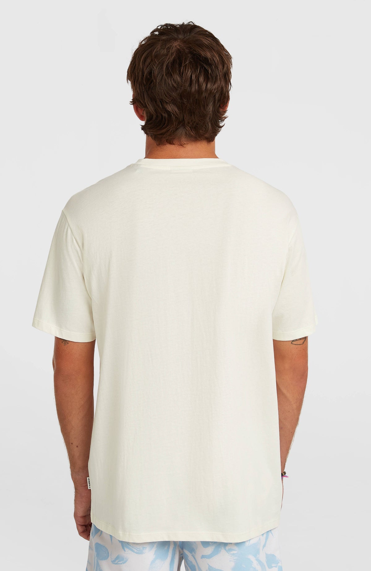Flower Stripe T-Shirt für Herren, weiß, Rückansicht am Model mit kurzem Ärmel und Logo-Etikett