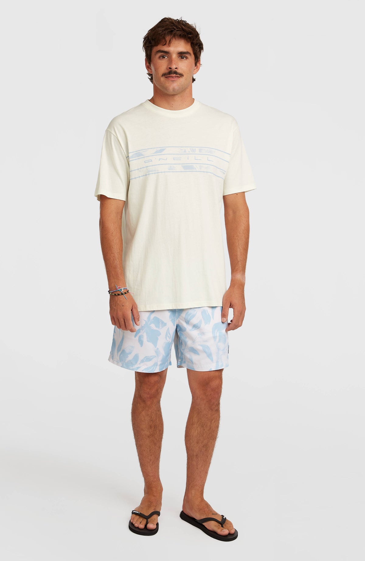 Flower Stripe T-Shirt für Herren, weiß mit Logo-Print in Hellblau, Ganzkörperansicht am Model