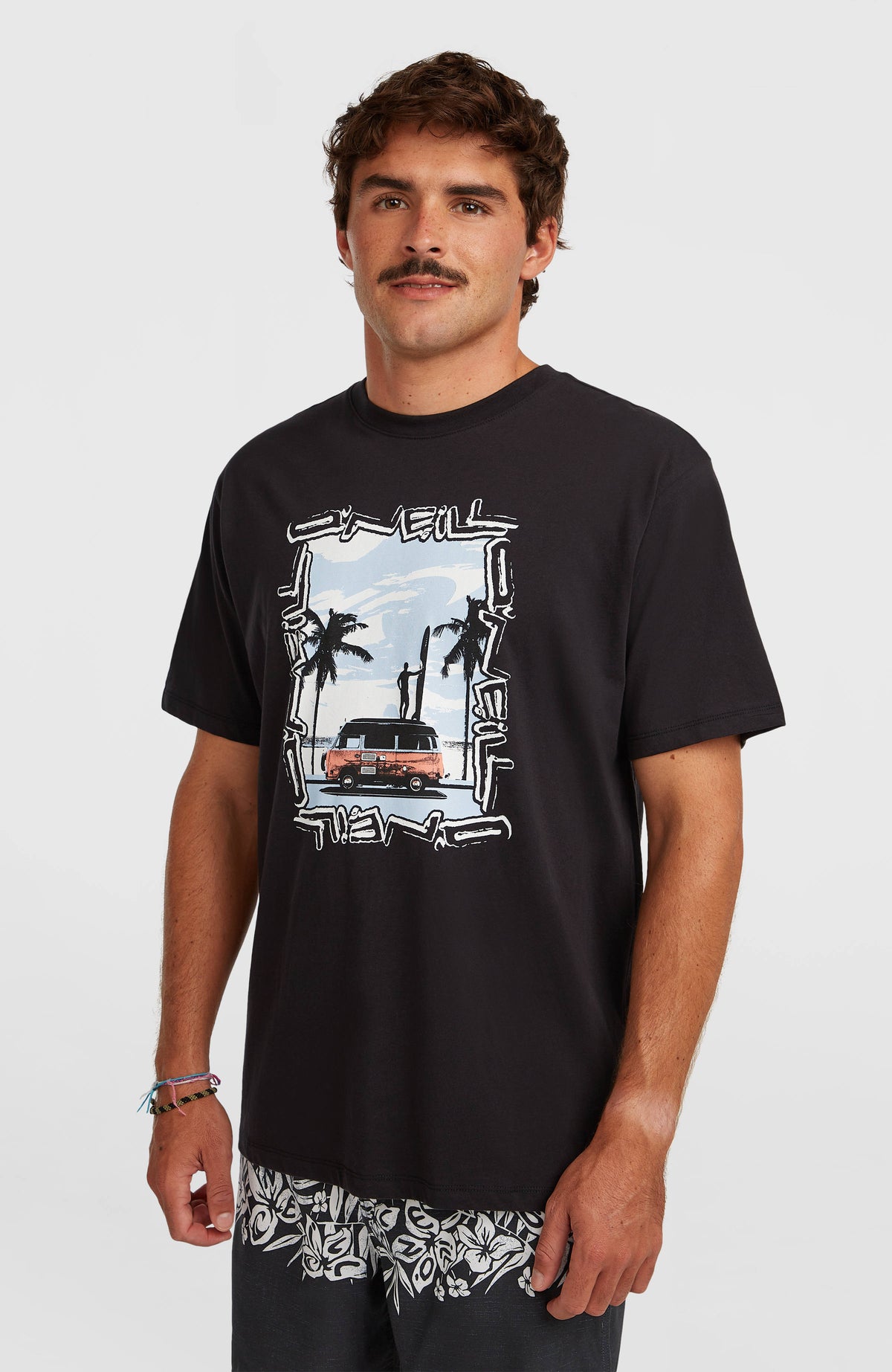 O'Neill Photo Front-Print T-Shirt für Herren, schwarz mit Foto-Print in Weiß und Hellblau, Vorderansicht am Model