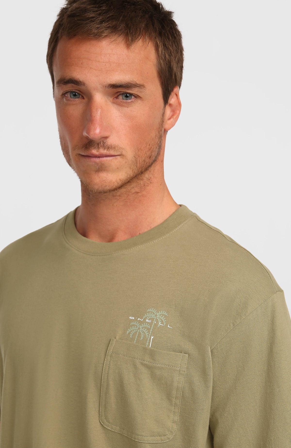 Chest Pocket T-Shirt für Herren, grün, Nahaufnahme der aufgesetzten Brusttasche mit Print