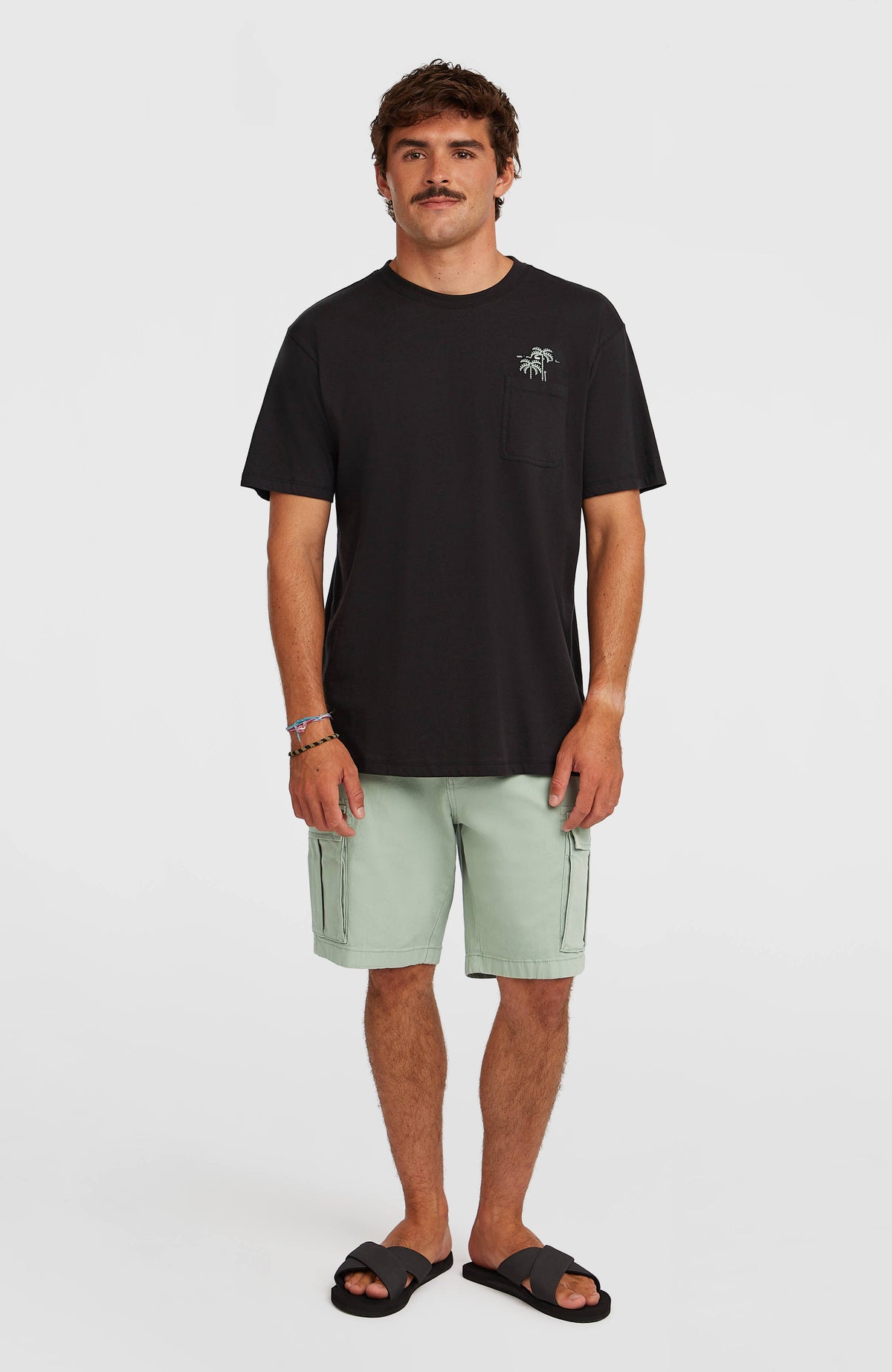 Chest Pocket T-Shirt für Herren, schwarz mit Palmen-Print in Mint, Ganzkörperansicht am Model